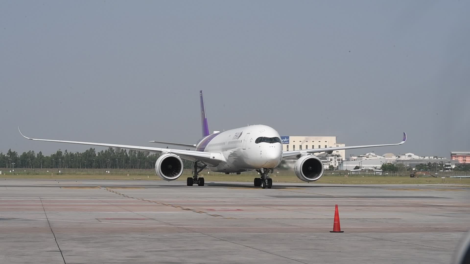 First batch of 200,000 doses of the Sinovac vaccine from China arrives in Thailand