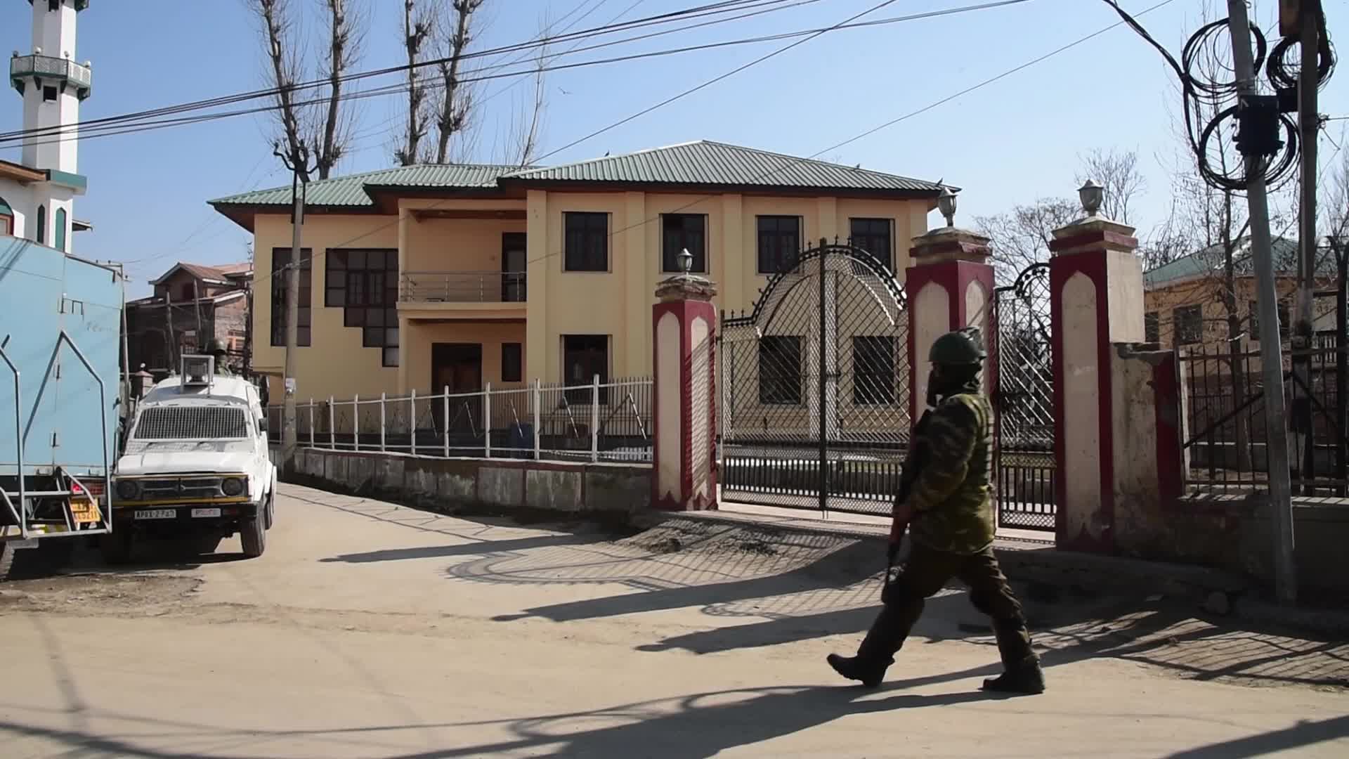 3 policemen, 3 militants killed in 3 encounters in Kashmir