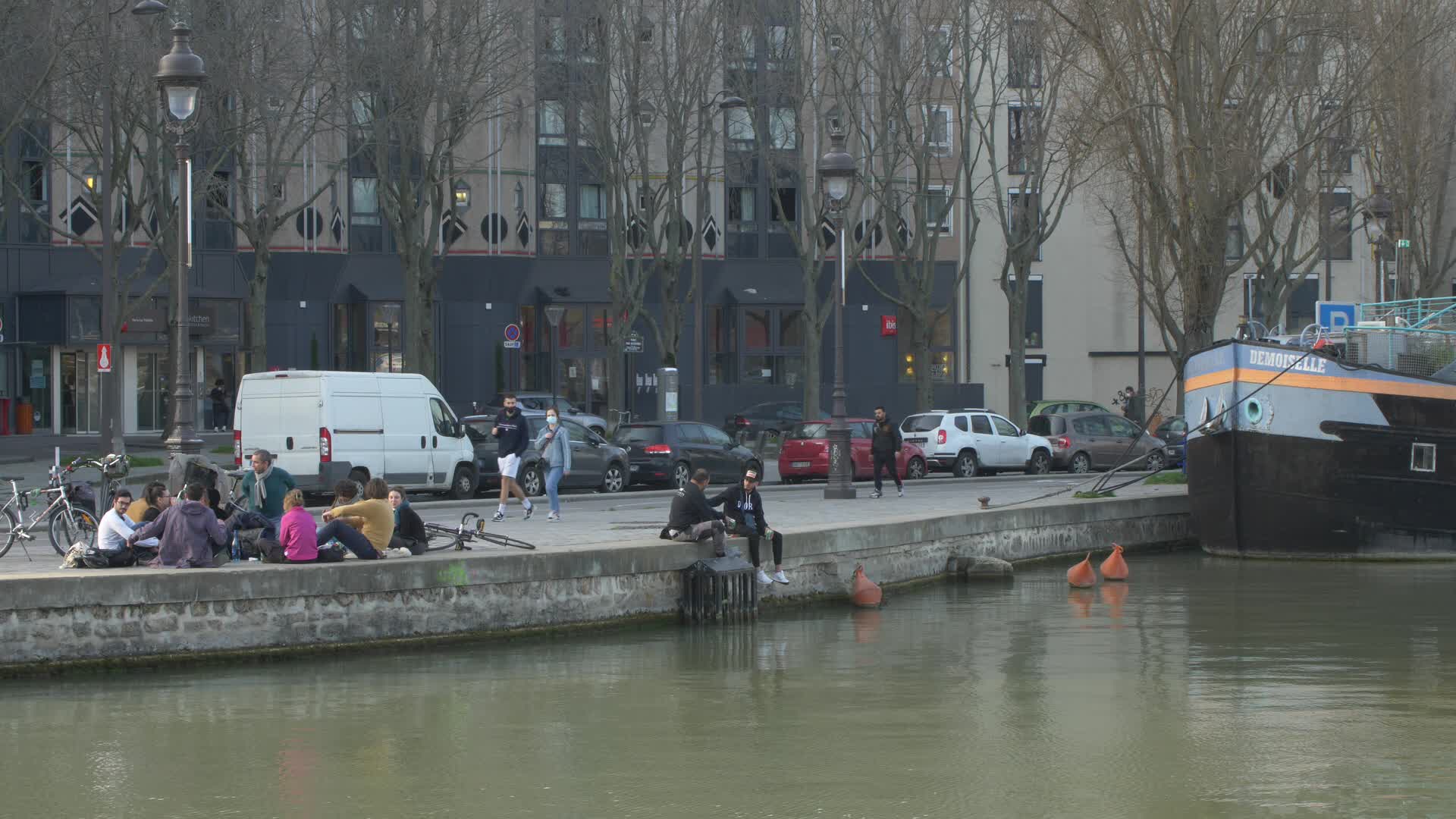 COVID: life in Paris while waiting for curfew