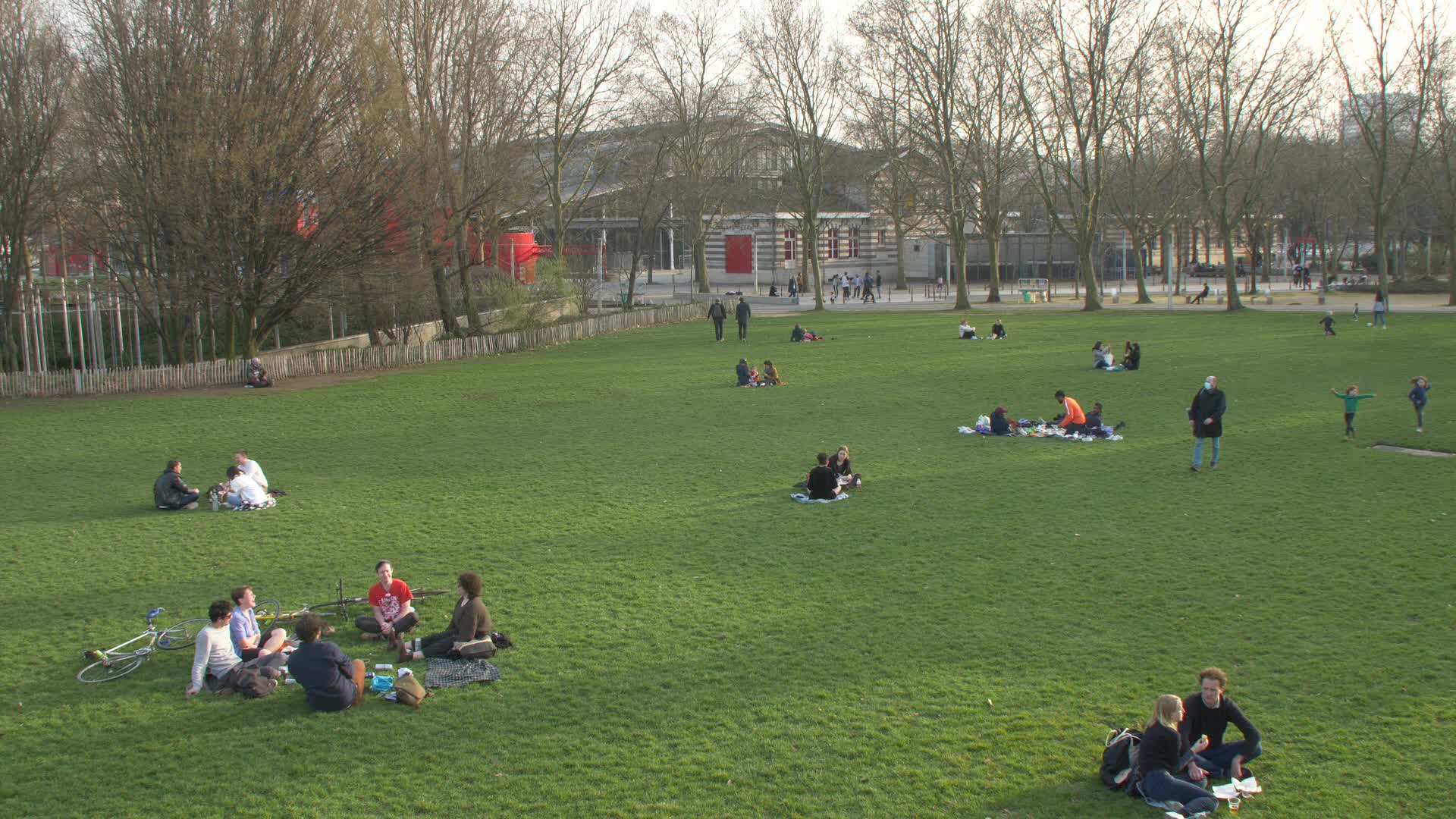 COVID: life in Paris while waiting for curfew