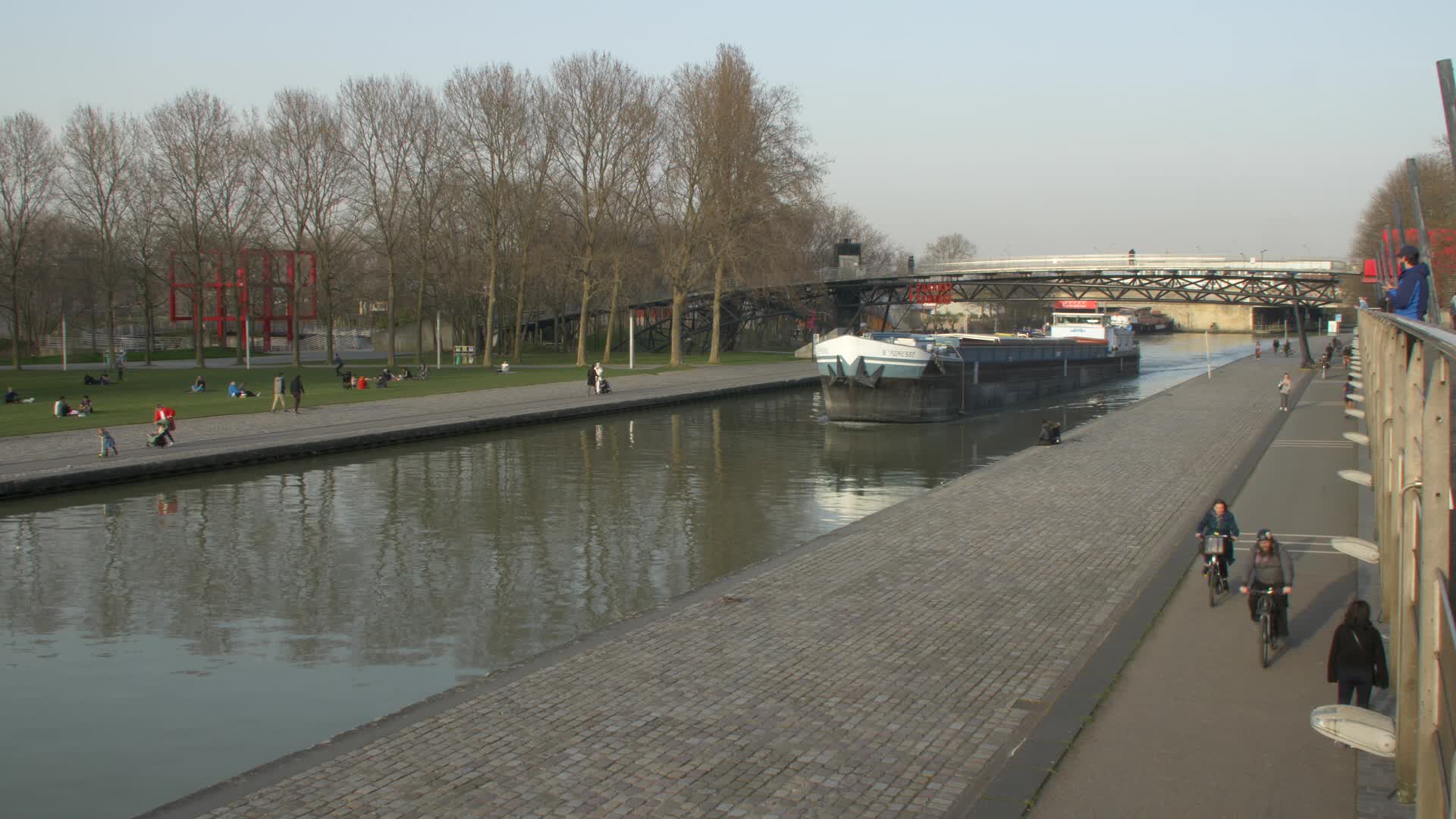COVID: life in Paris while waiting for curfew