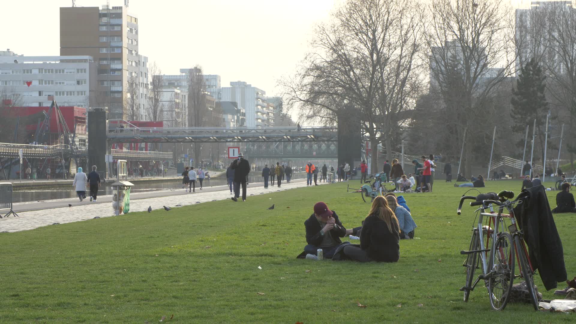 COVID: life in Paris while waiting for curfew