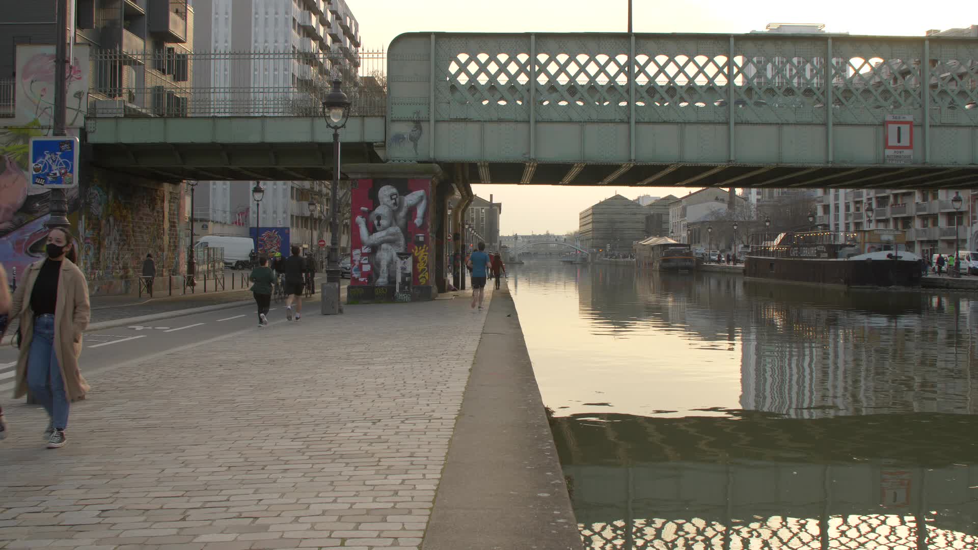 COVID: life in Paris while waiting for curfew