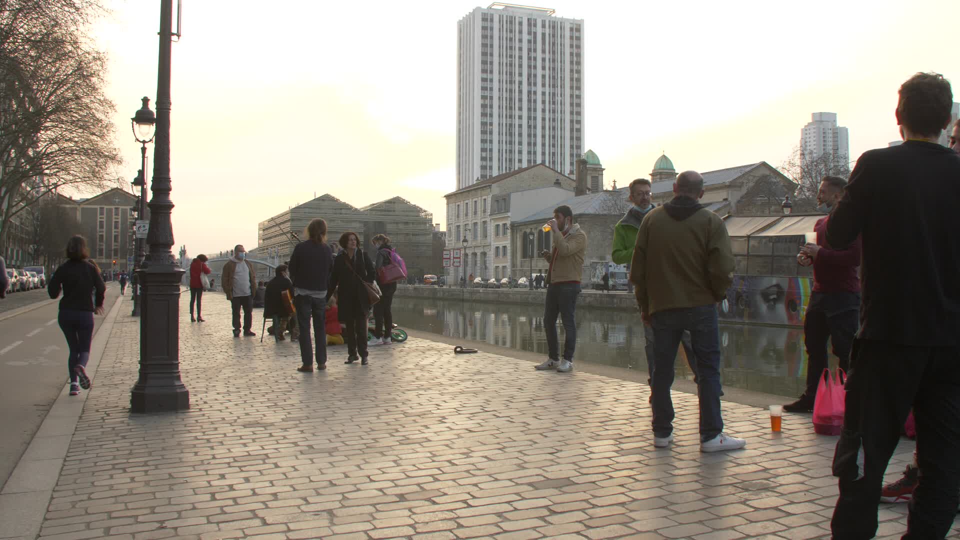 COVID: life in Paris while waiting for curfew