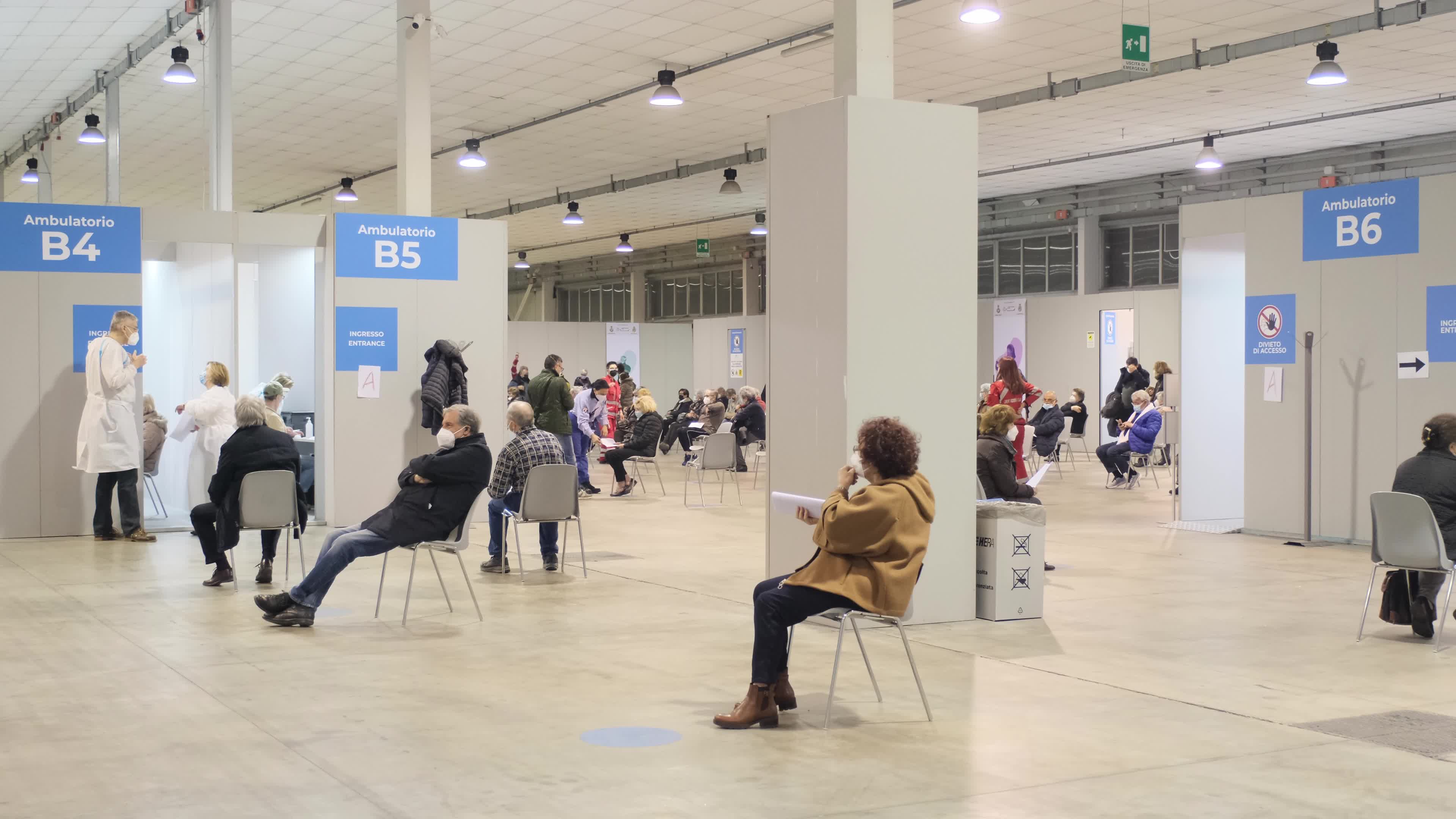 Night queue for the Covid-19 vaccination in Padua