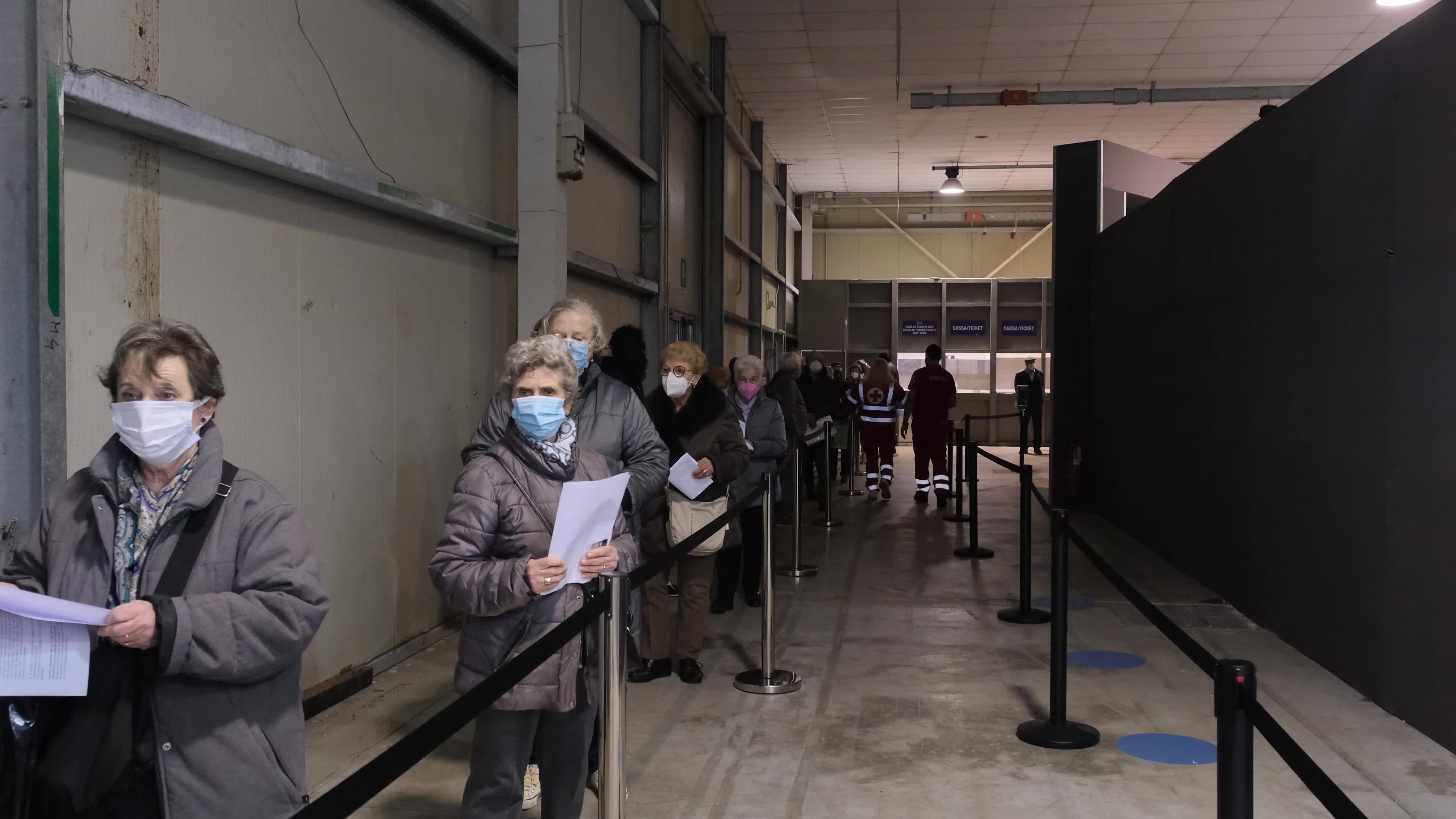 Night queue for the Covid-19 vaccination in Padua