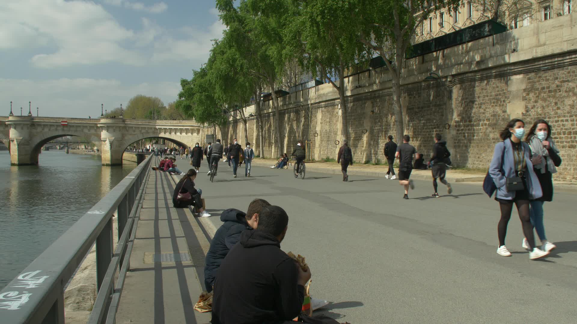 Hundreds of people on the banks of the Seine at the start of the third lockdown in France