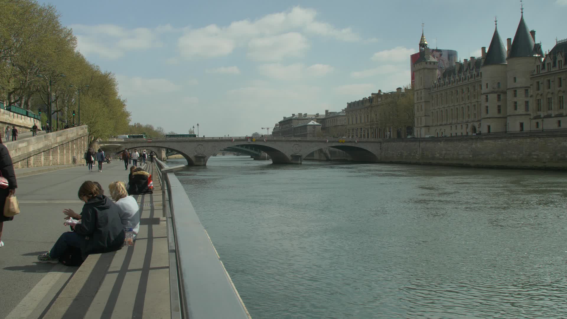 Hundreds of people on the banks of the Seine at the start of the third lockdown in France