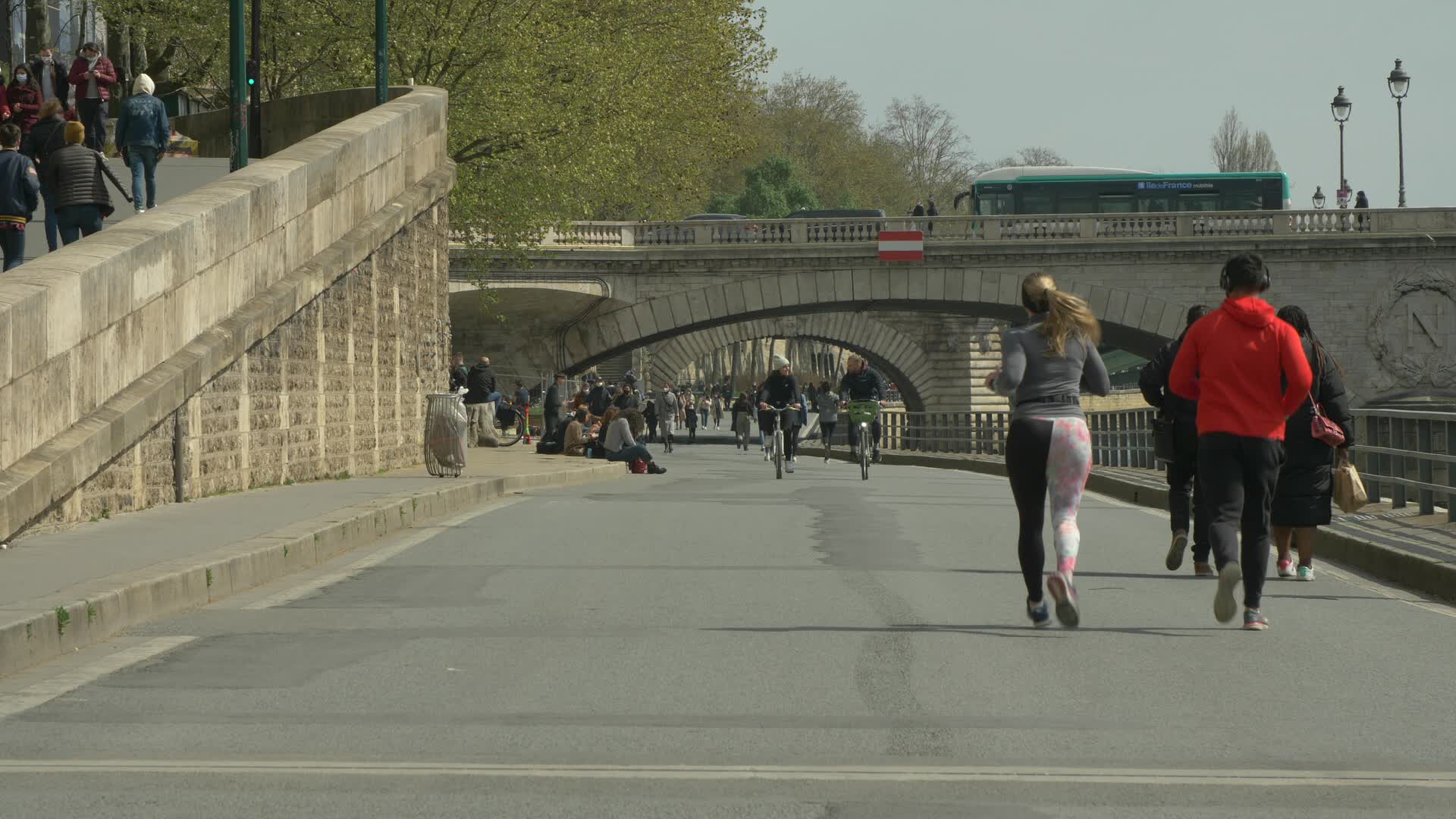 Hundreds of people on the banks of the Seine at the start of the third lockdown in France