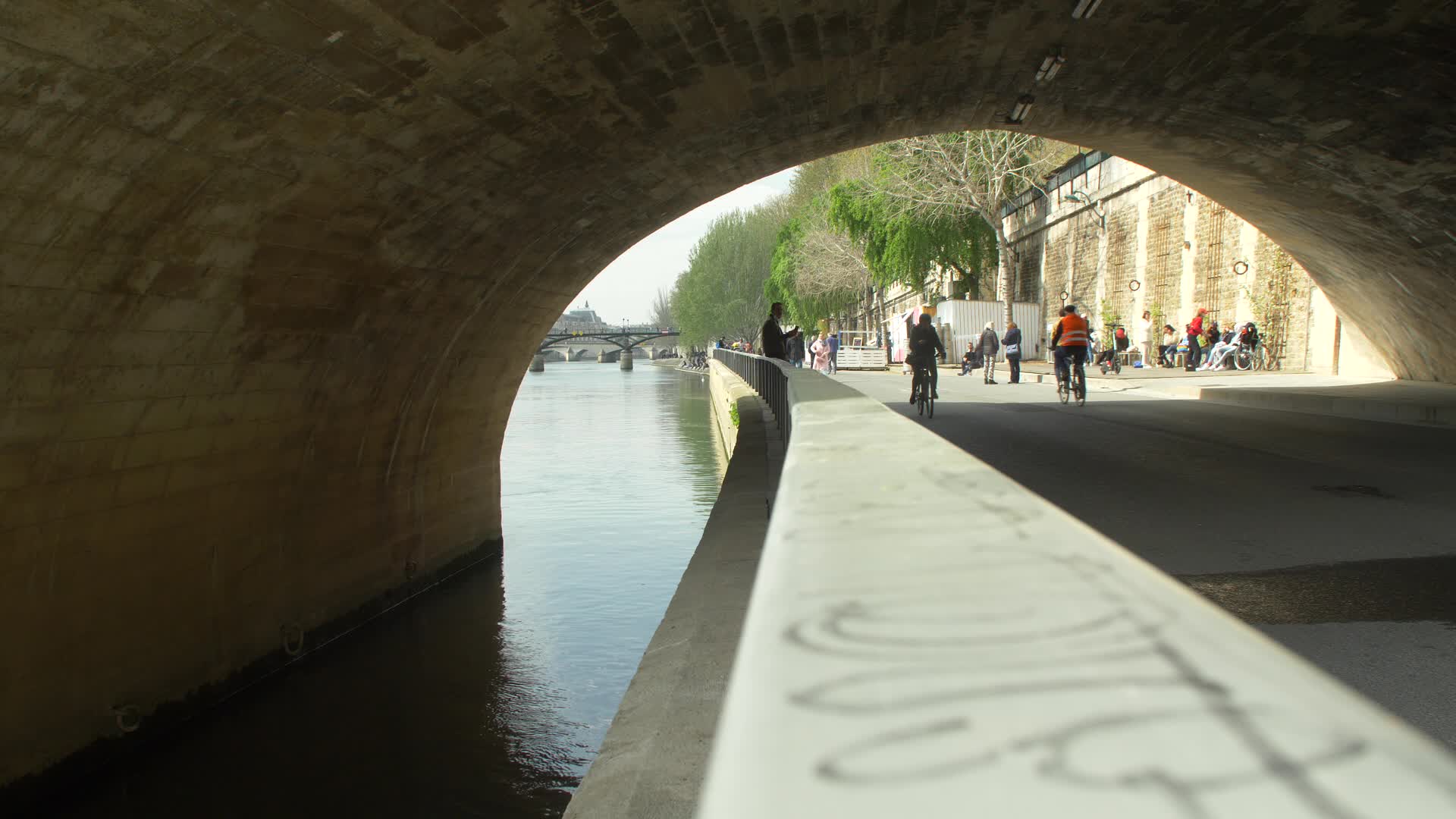 Hundreds of people on the banks of the Seine at the start of the third lockdown in France