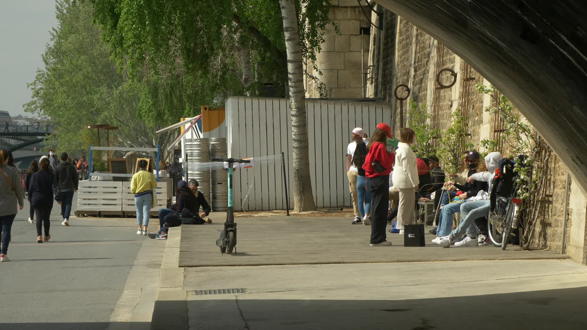 Hundreds of people on the banks of the Seine at the start of the third lockdown in France