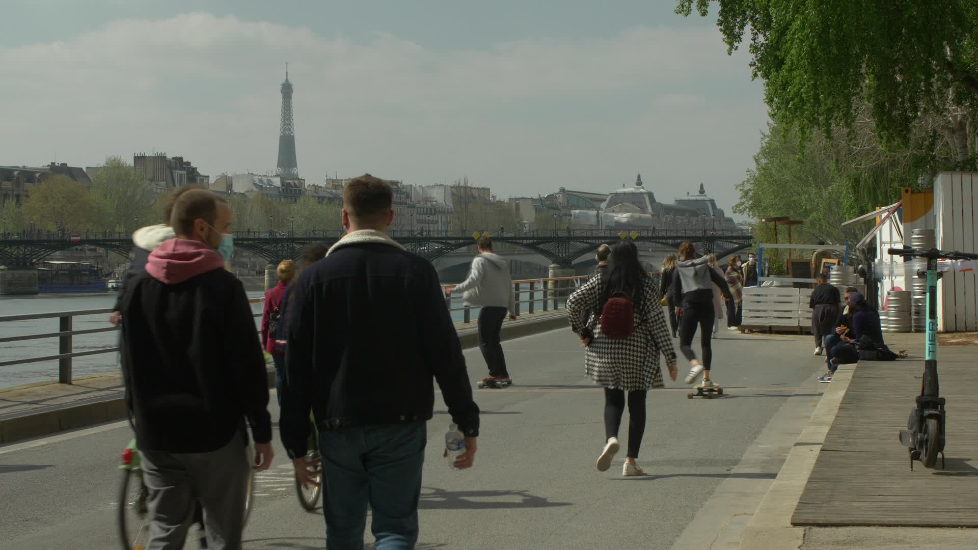Hundreds of people on the banks of the Seine at the start of the third lockdown in France
