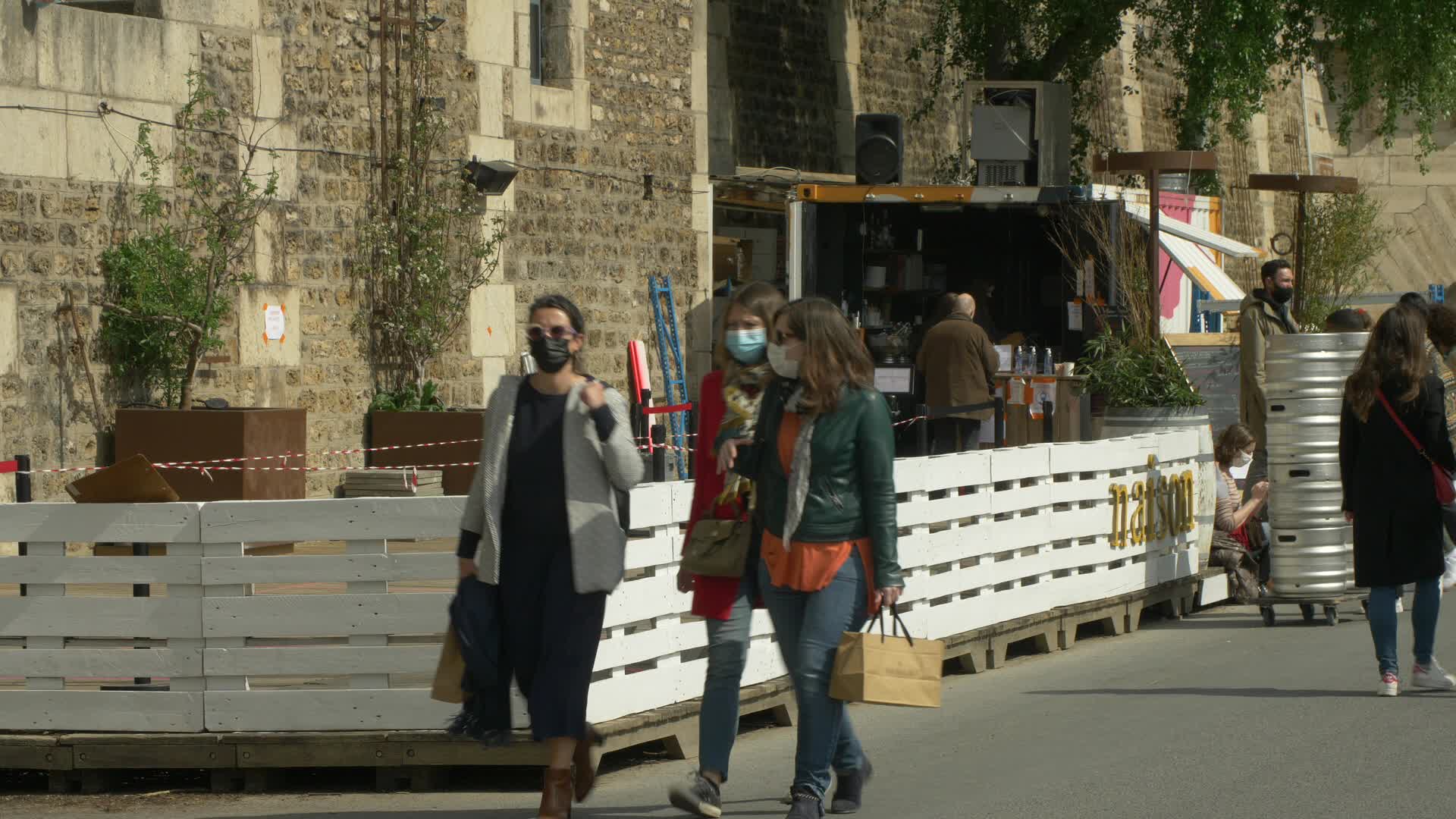 Hundreds of people on the banks of the Seine at the start of the third lockdown in France