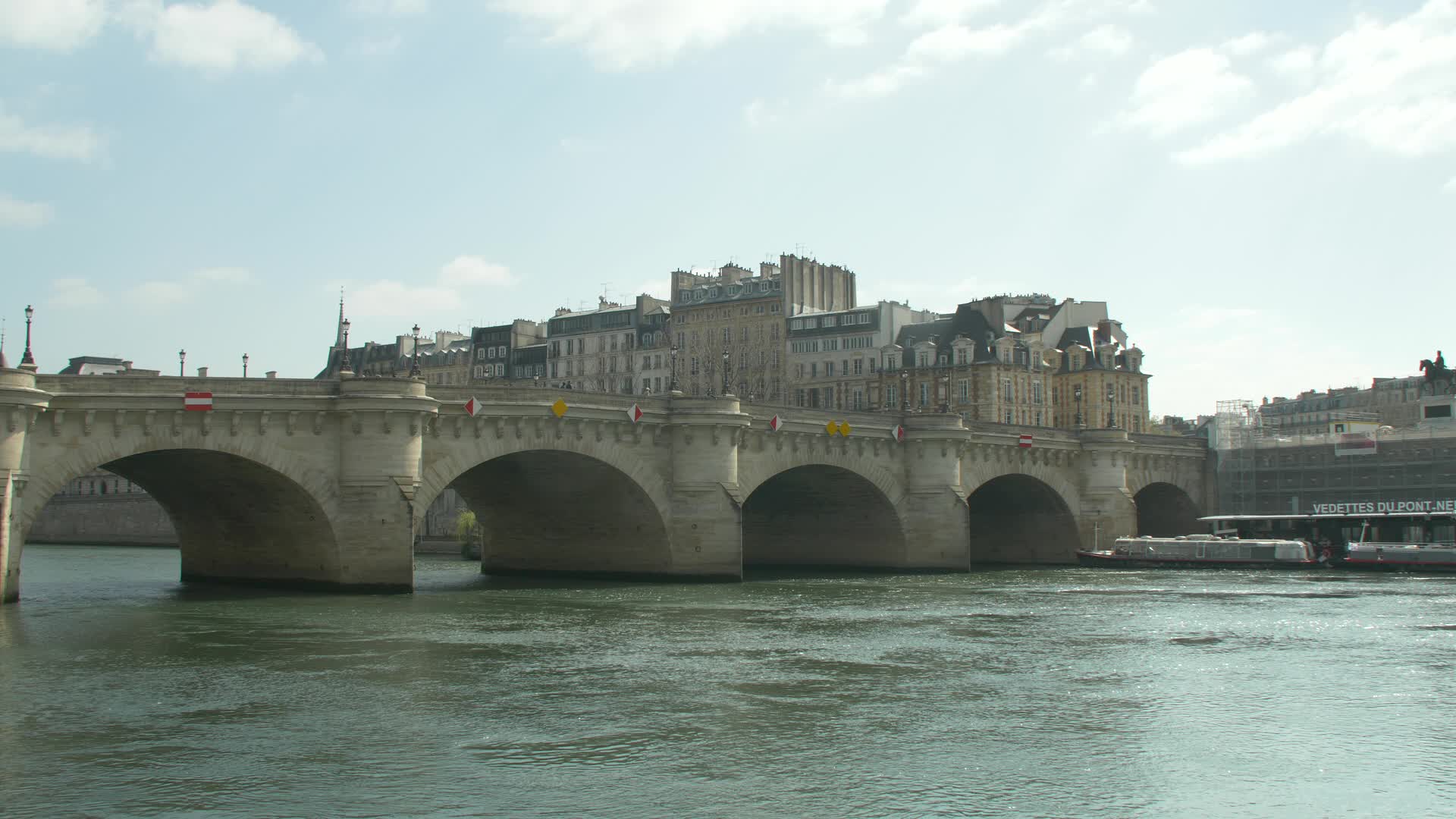 Hundreds of people on the banks of the Seine at the start of the third lockdown in France