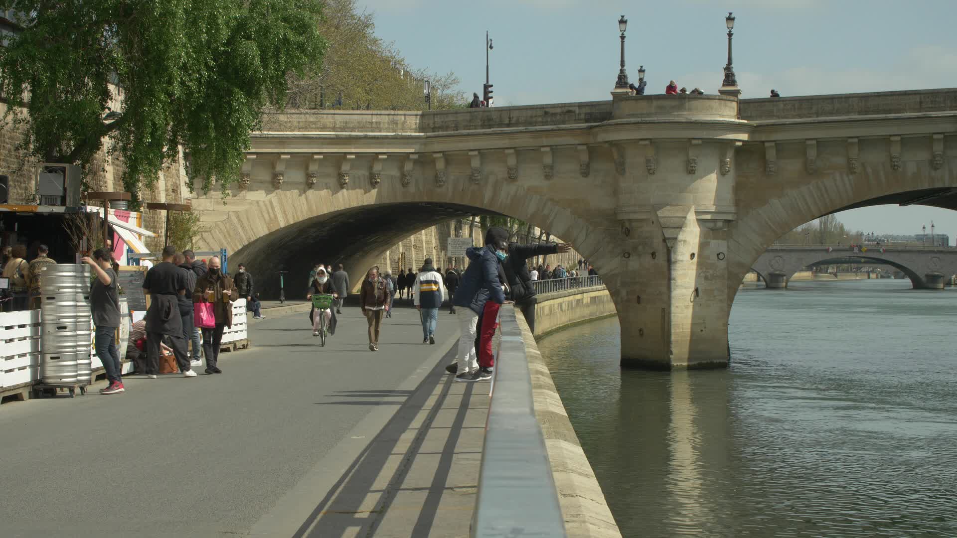 Hundreds of people on the banks of the Seine at the start of the third lockdown in France
