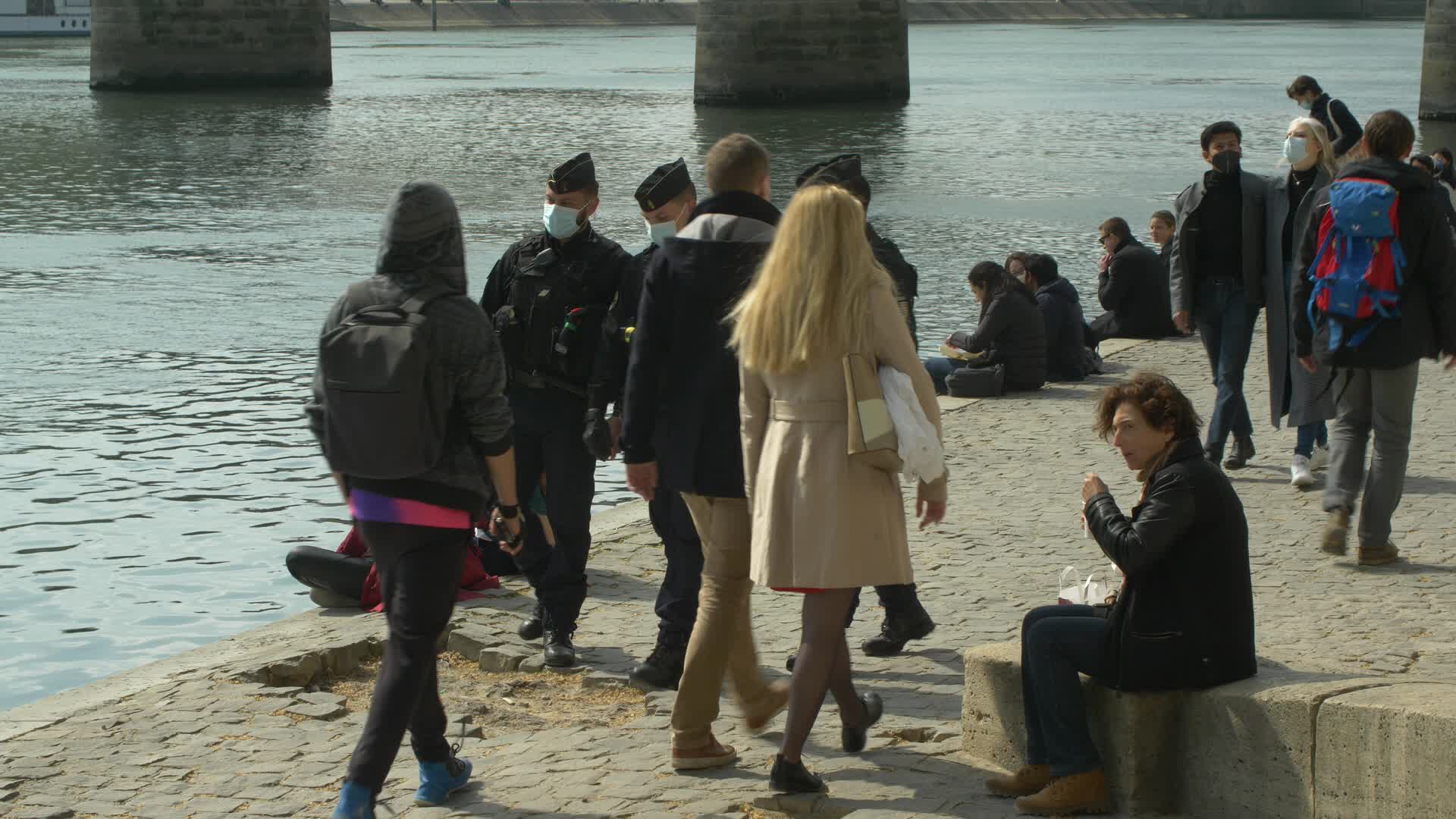 Hundreds of people on the banks of the Seine at the start of the third lockdown in France
