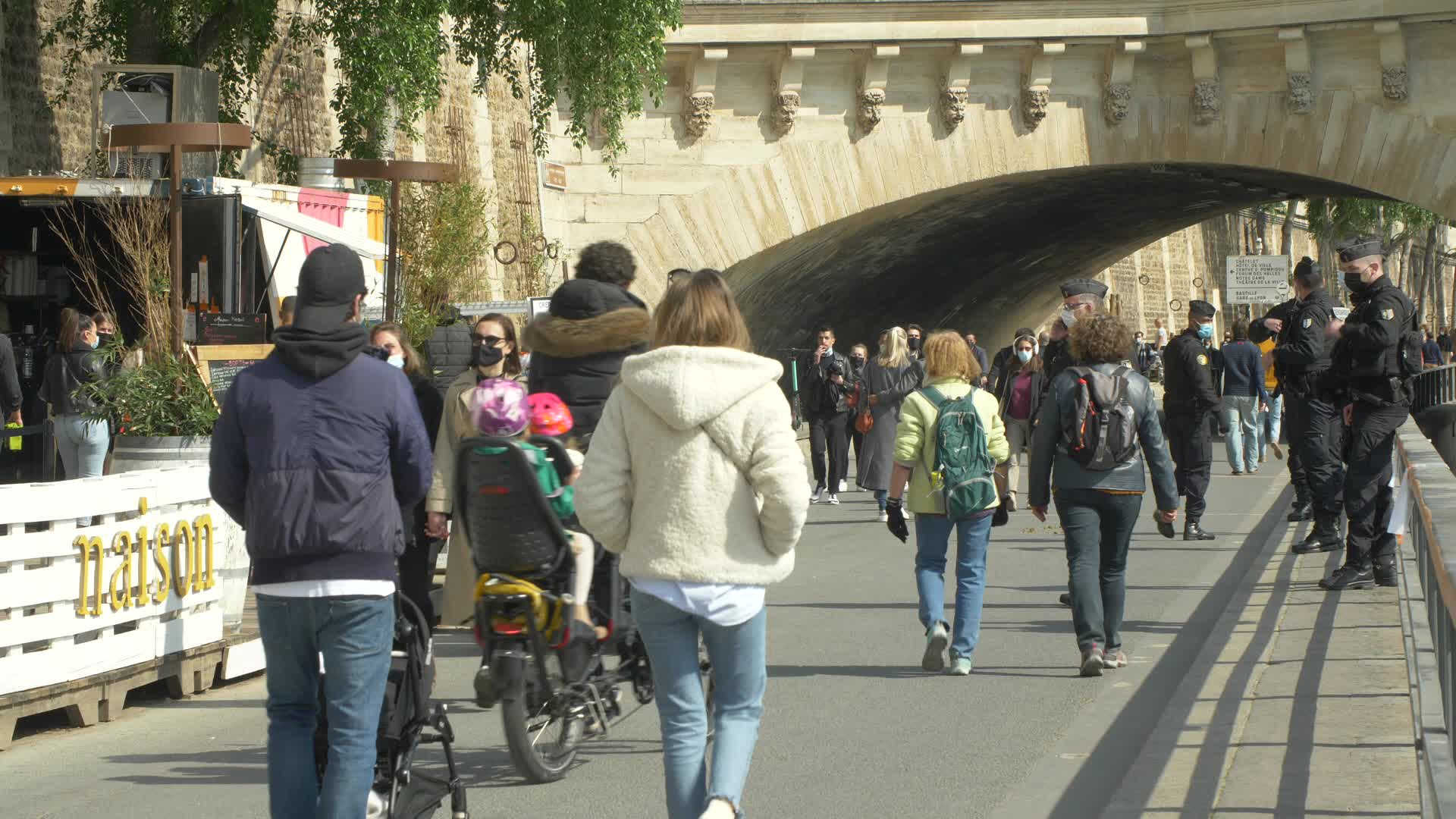 Hundreds of people on the banks of the Seine at the start of the third lockdown in France