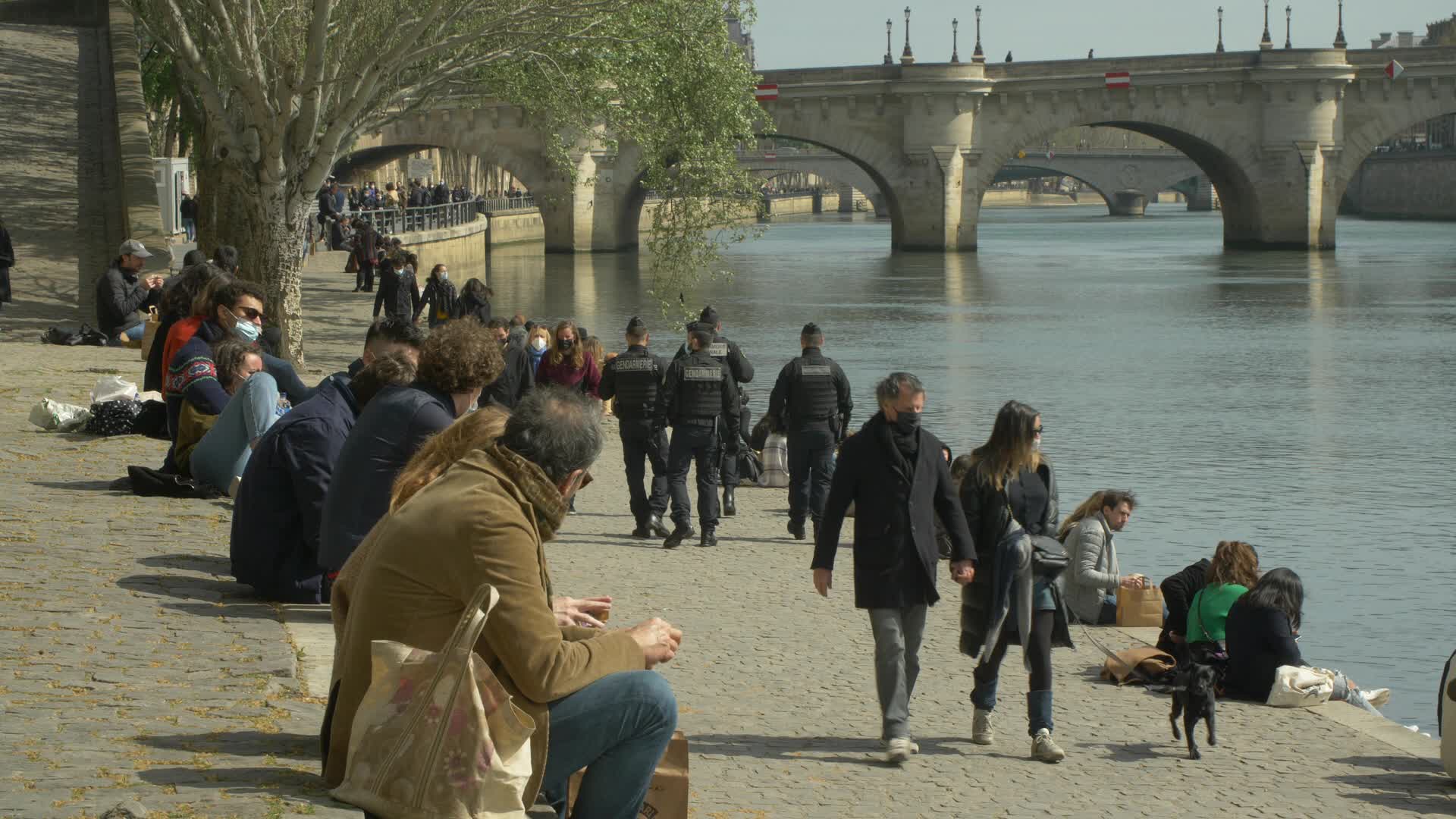 Hundreds of people on the banks of the Seine at the start of the third lockdown in France