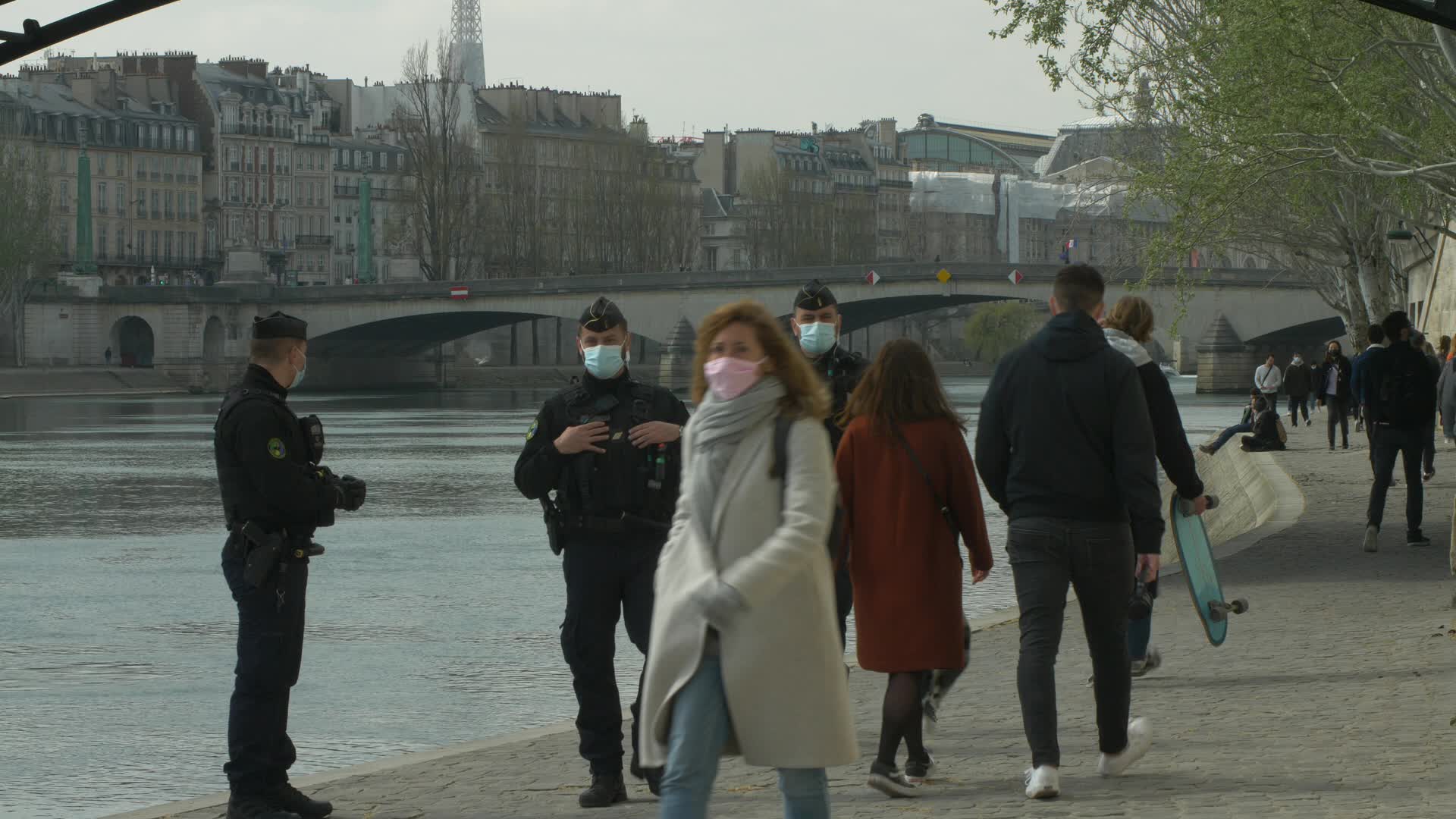 Hundreds of people on the banks of the Seine at the start of the third lockdown in France