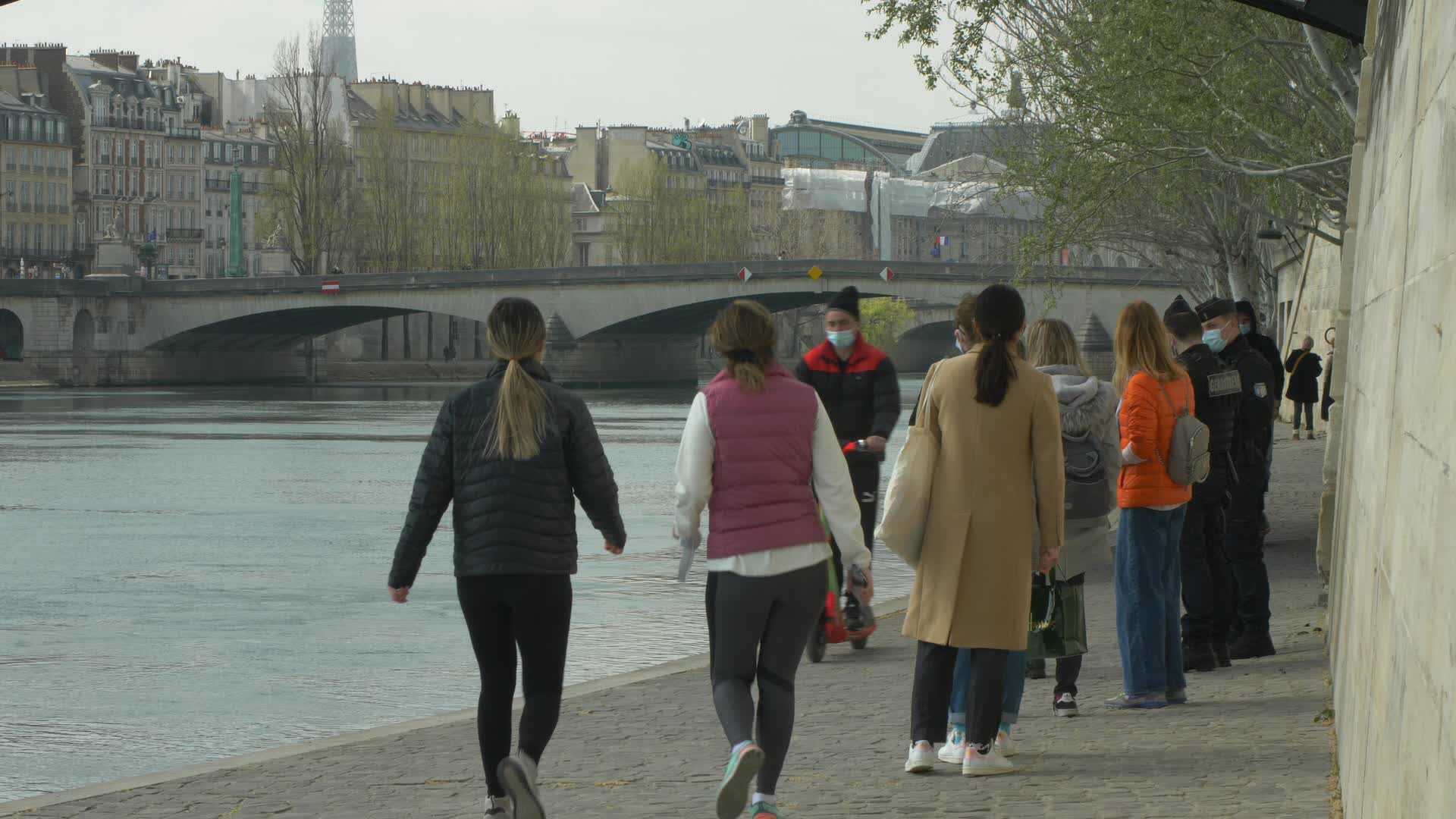 Hundreds of people on the banks of the Seine at the start of the third lockdown in France