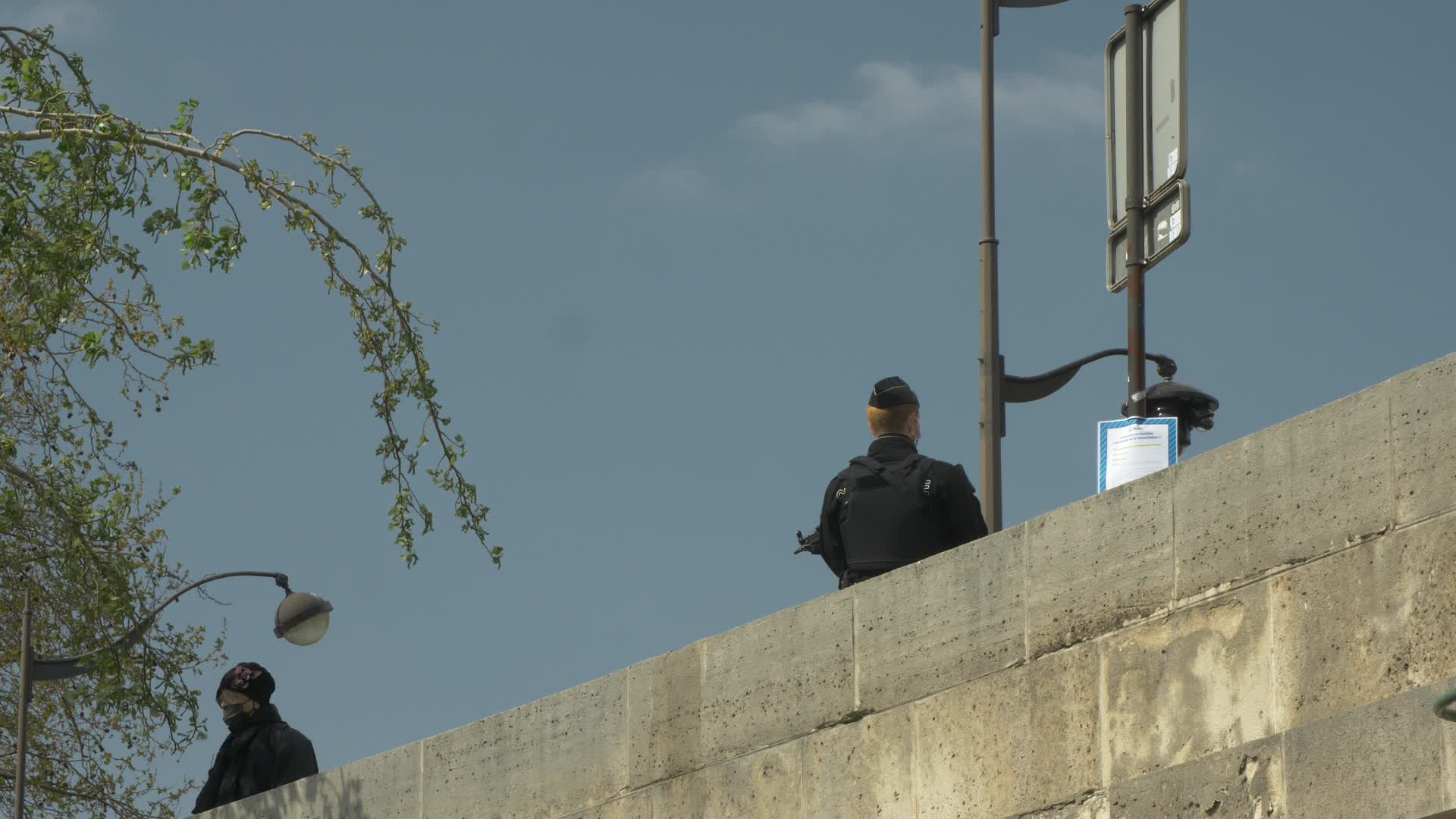 Hundreds of people on the banks of the Seine at the start of the third lockdown in France