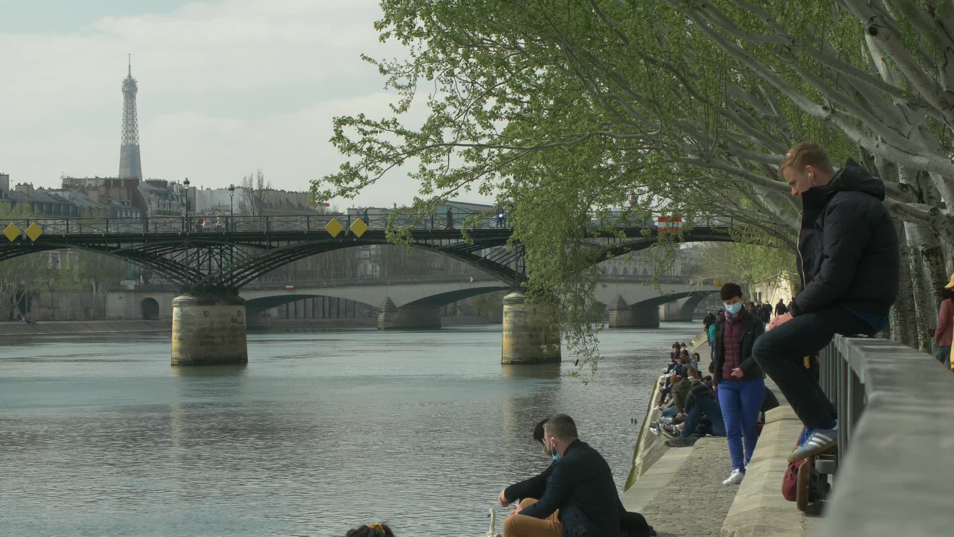 Hundreds of people on the banks of the Seine at the start of the third lockdown in France