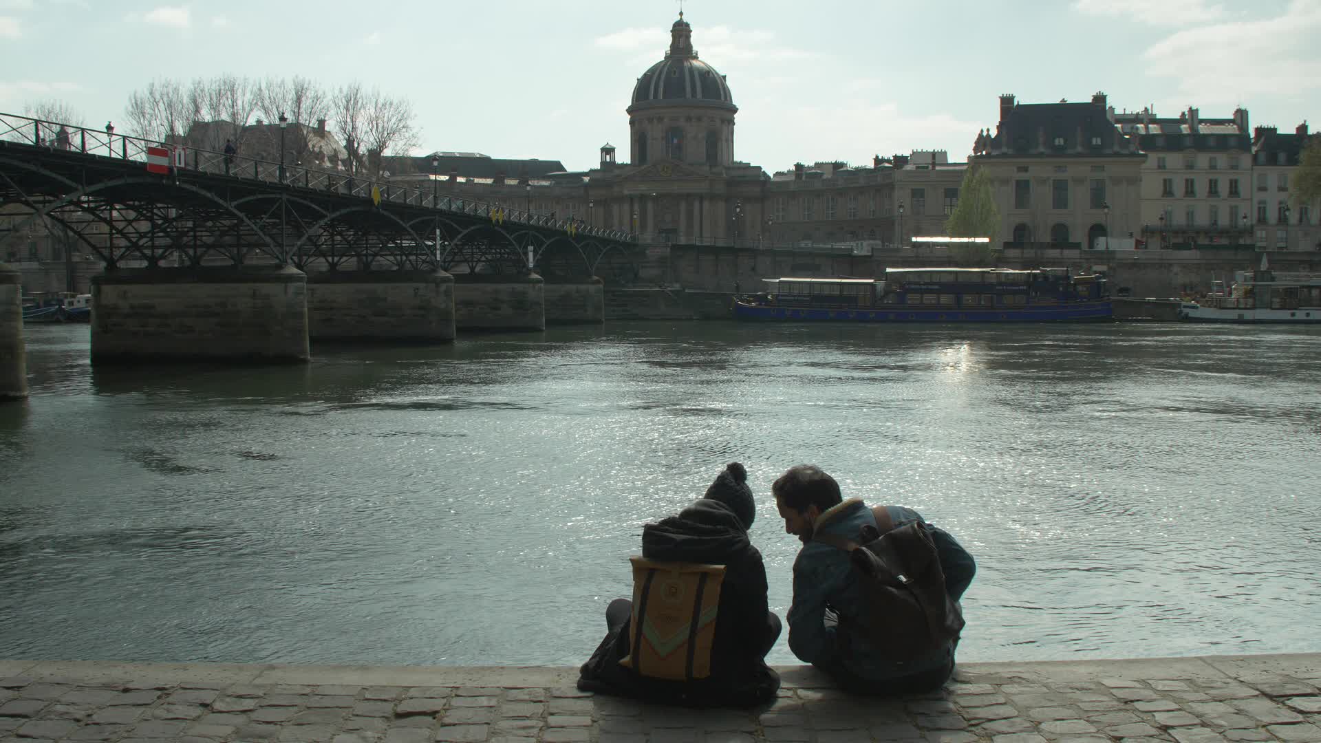 Hundreds of people on the banks of the Seine at the start of the third lockdown in France