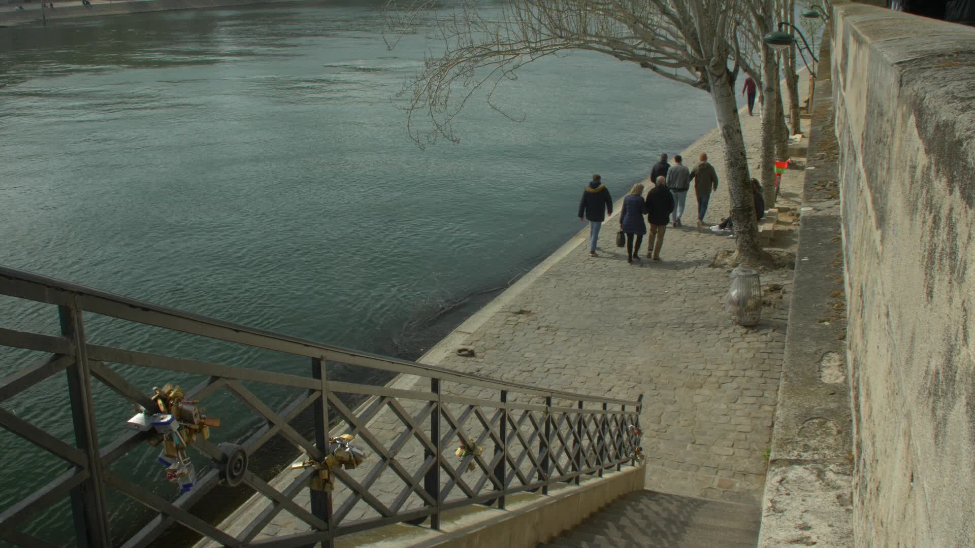 Hundreds of people on the banks of the Seine at the start of the third lockdown in France