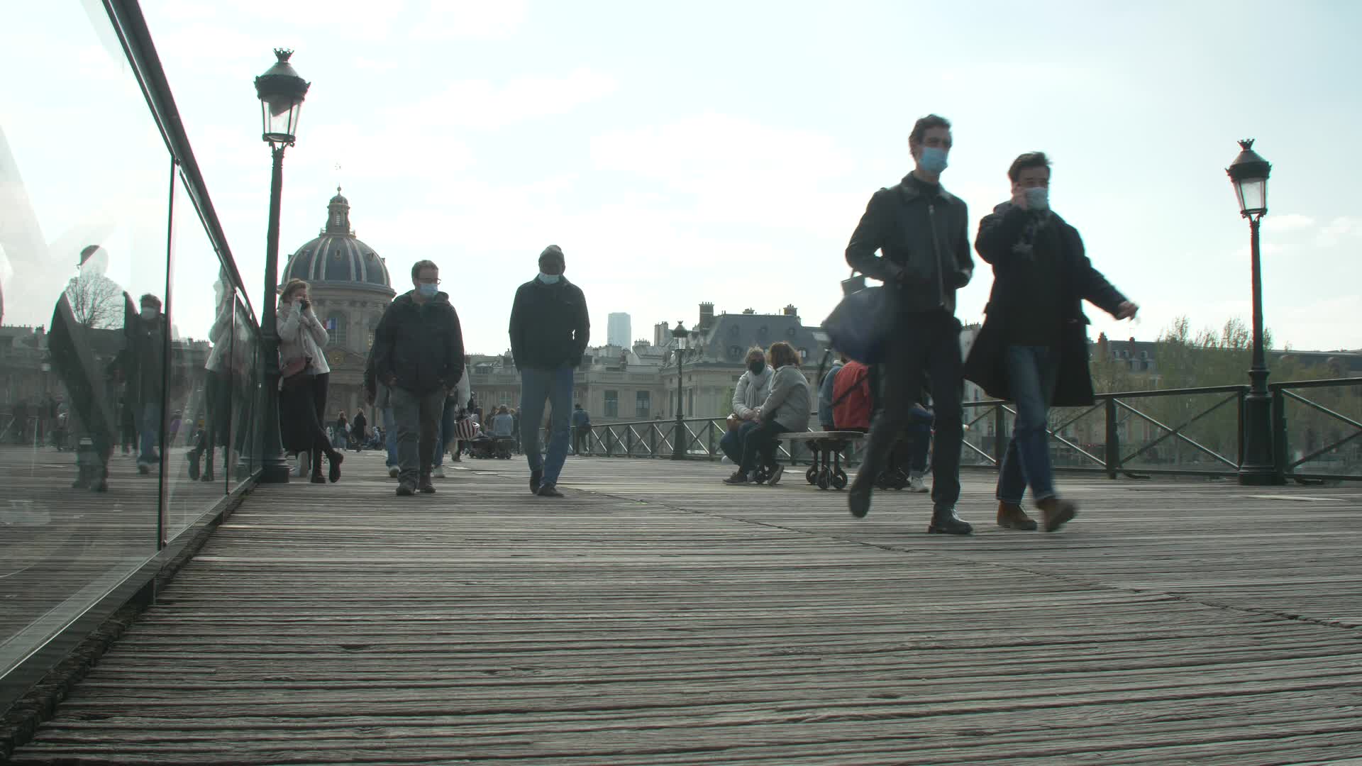 Hundreds of people on the banks of the Seine at the start of the third lockdown in France