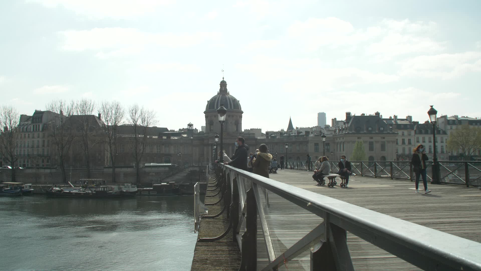 Hundreds of people on the banks of the Seine at the start of the third lockdown in France