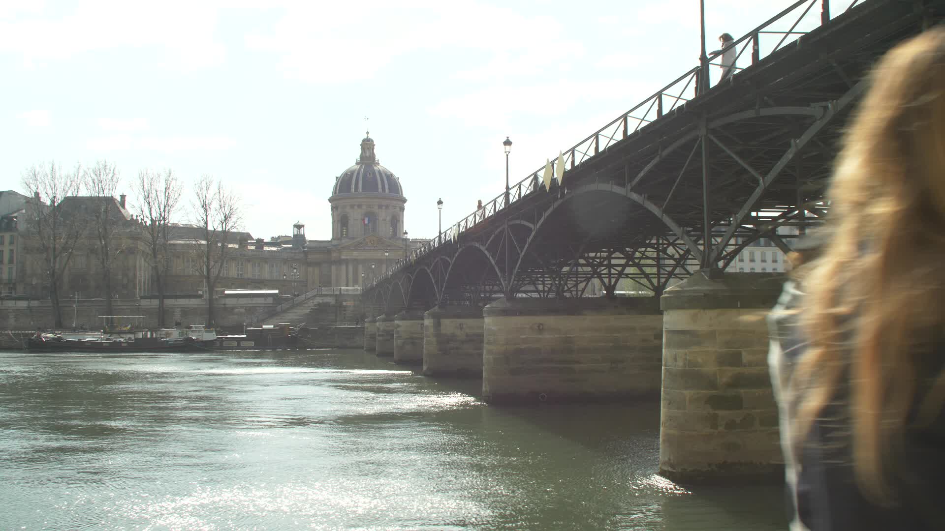 Hundreds of people on the banks of the Seine at the start of the third lockdown in France