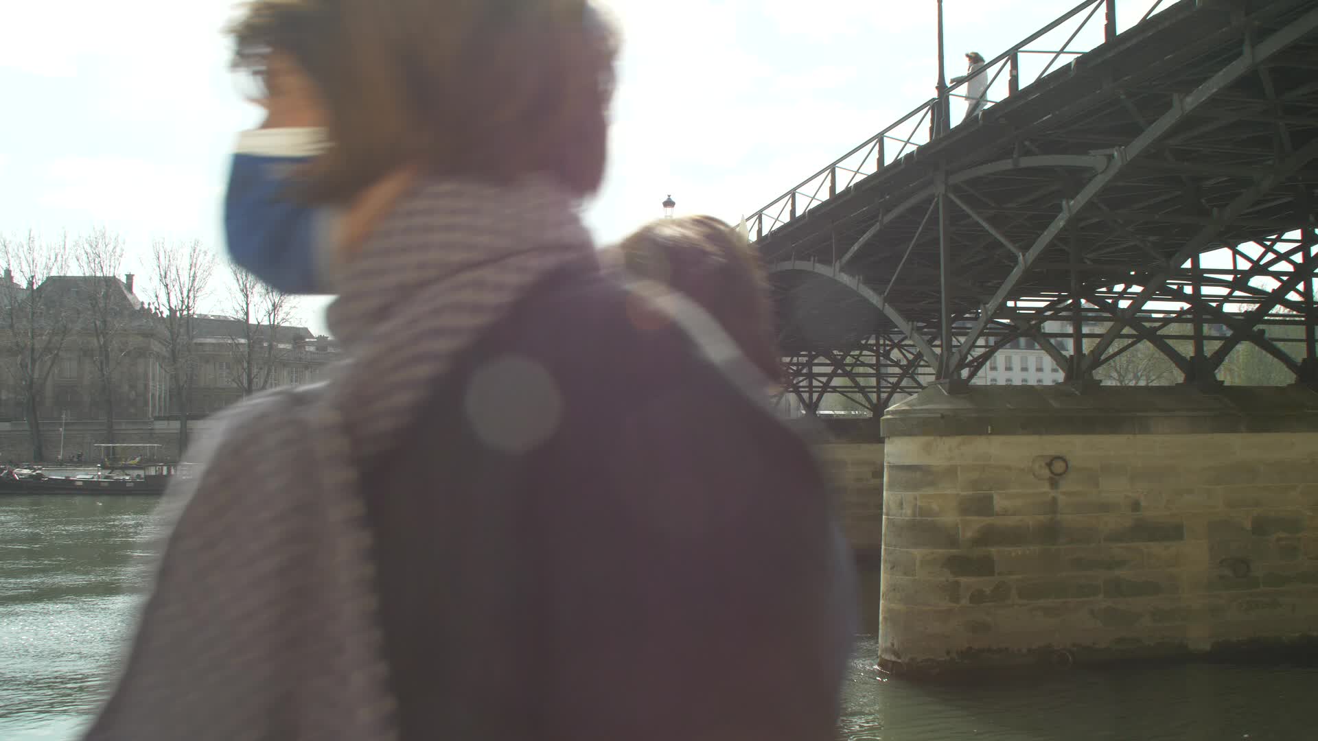 Hundreds of people on the banks of the Seine at the start of the third lockdown in France