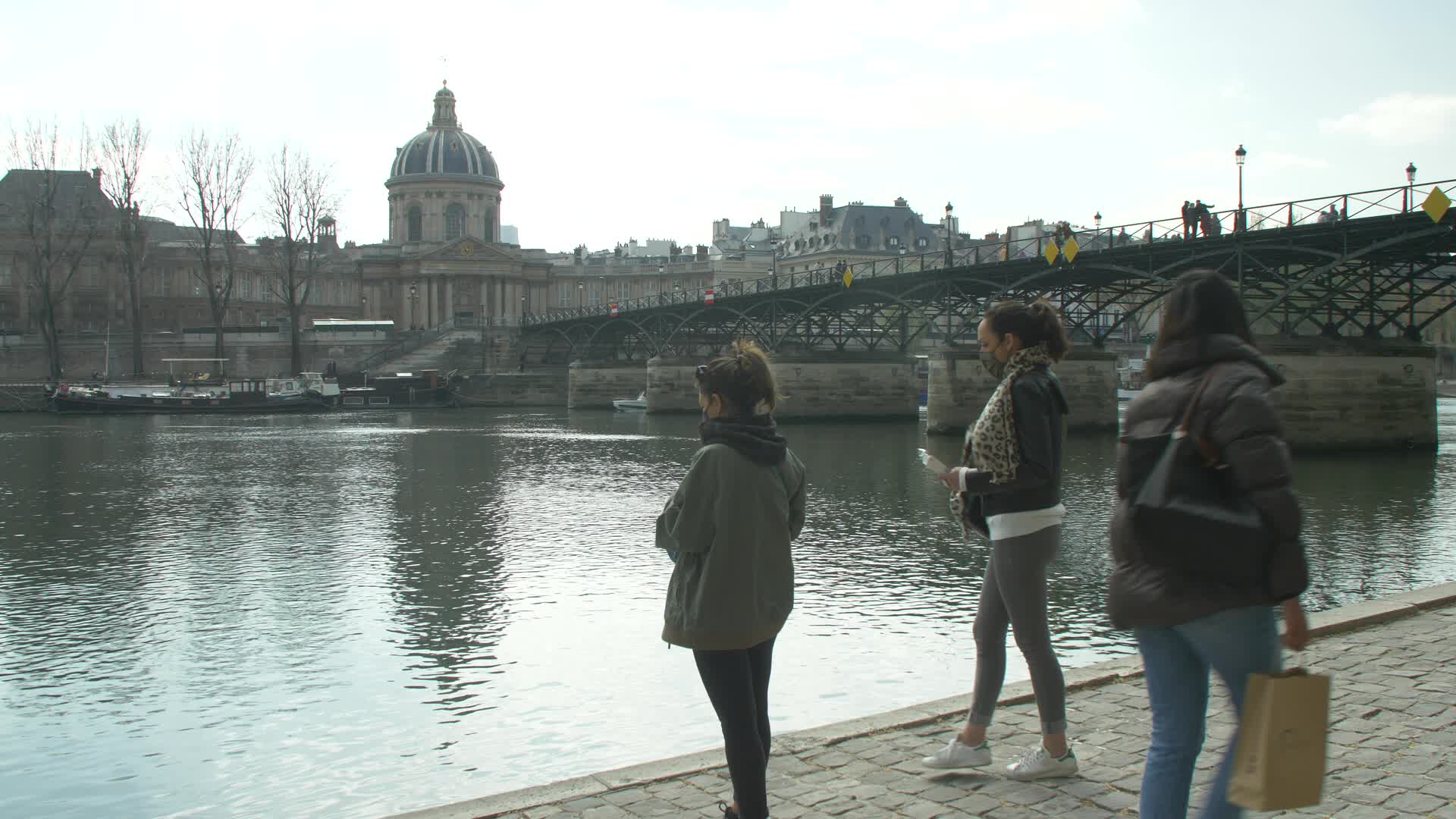Hundreds of people on the banks of the Seine at the start of the third lockdown in France