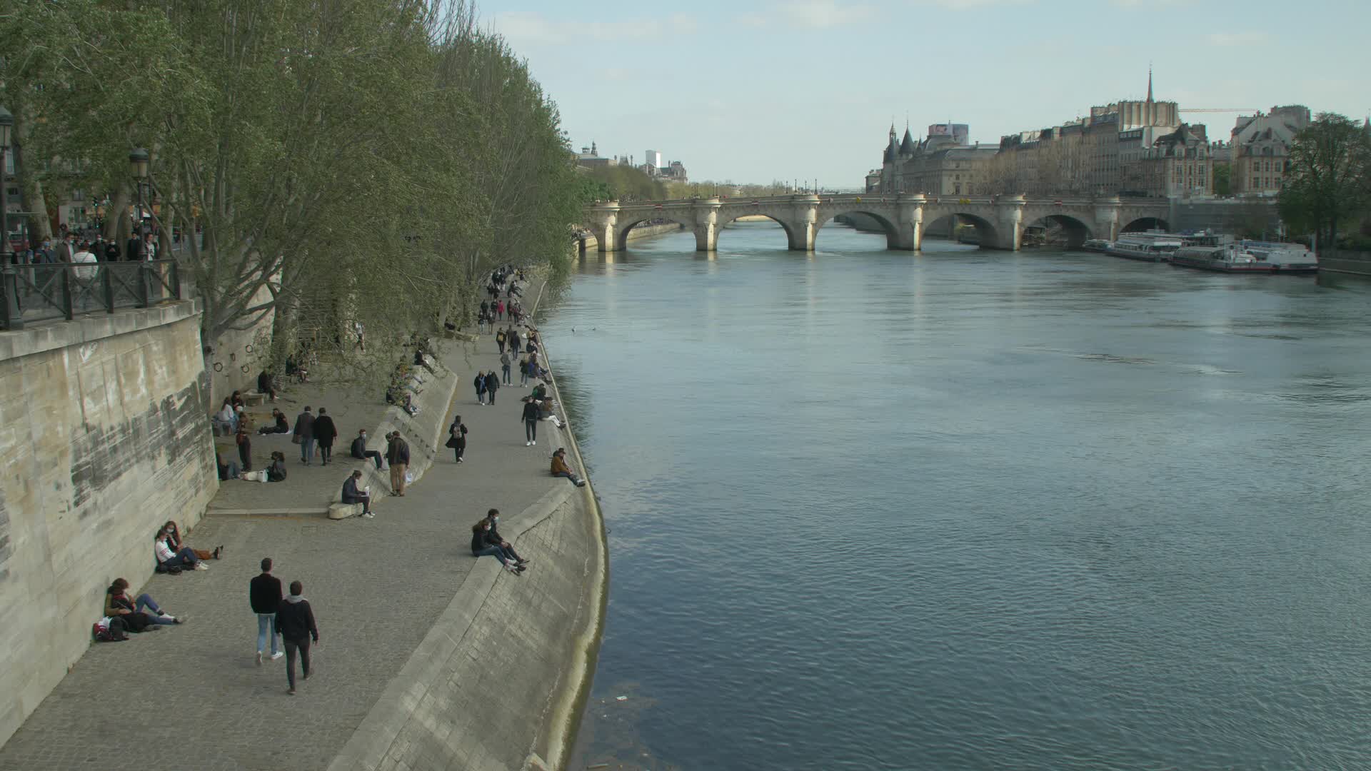 Hundreds of people on the banks of the Seine at the start of the third lockdown in France