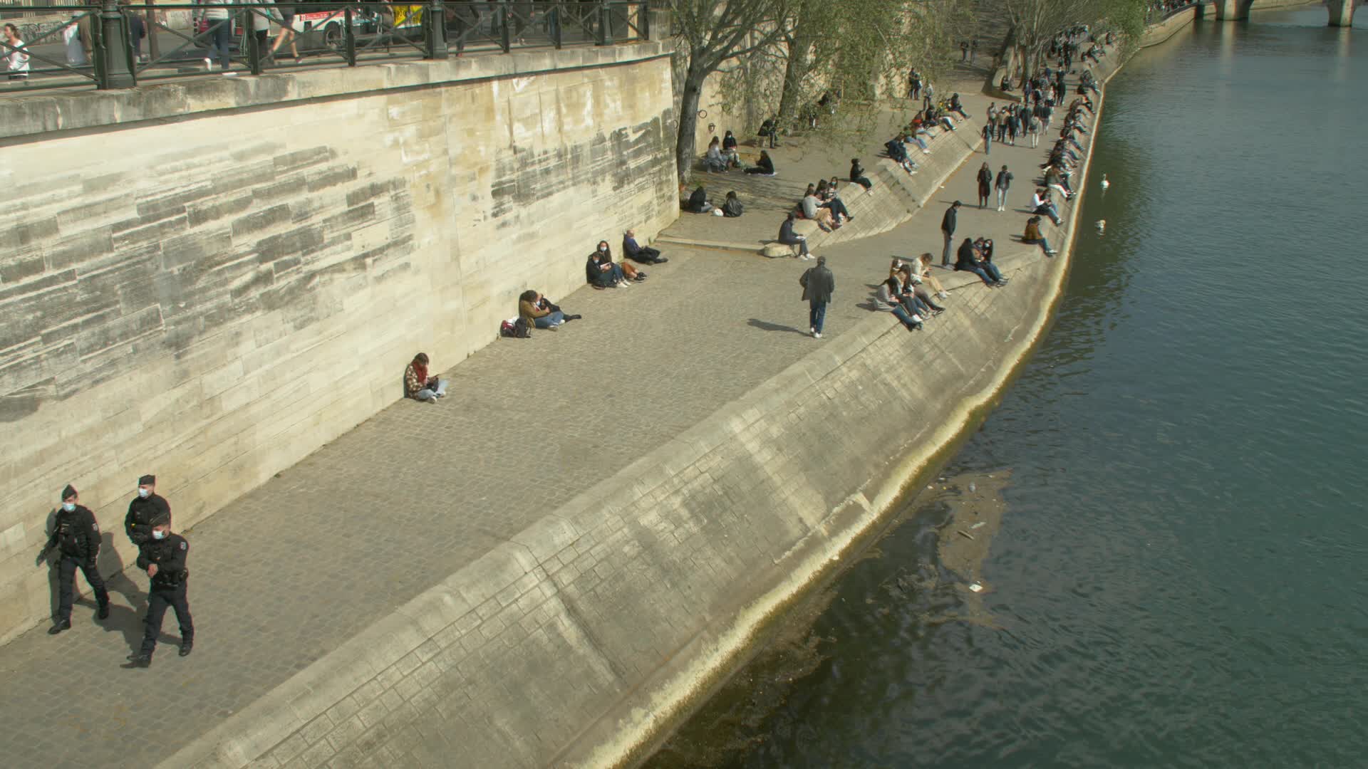 Hundreds of people on the banks of the Seine at the start of the third lockdown in France