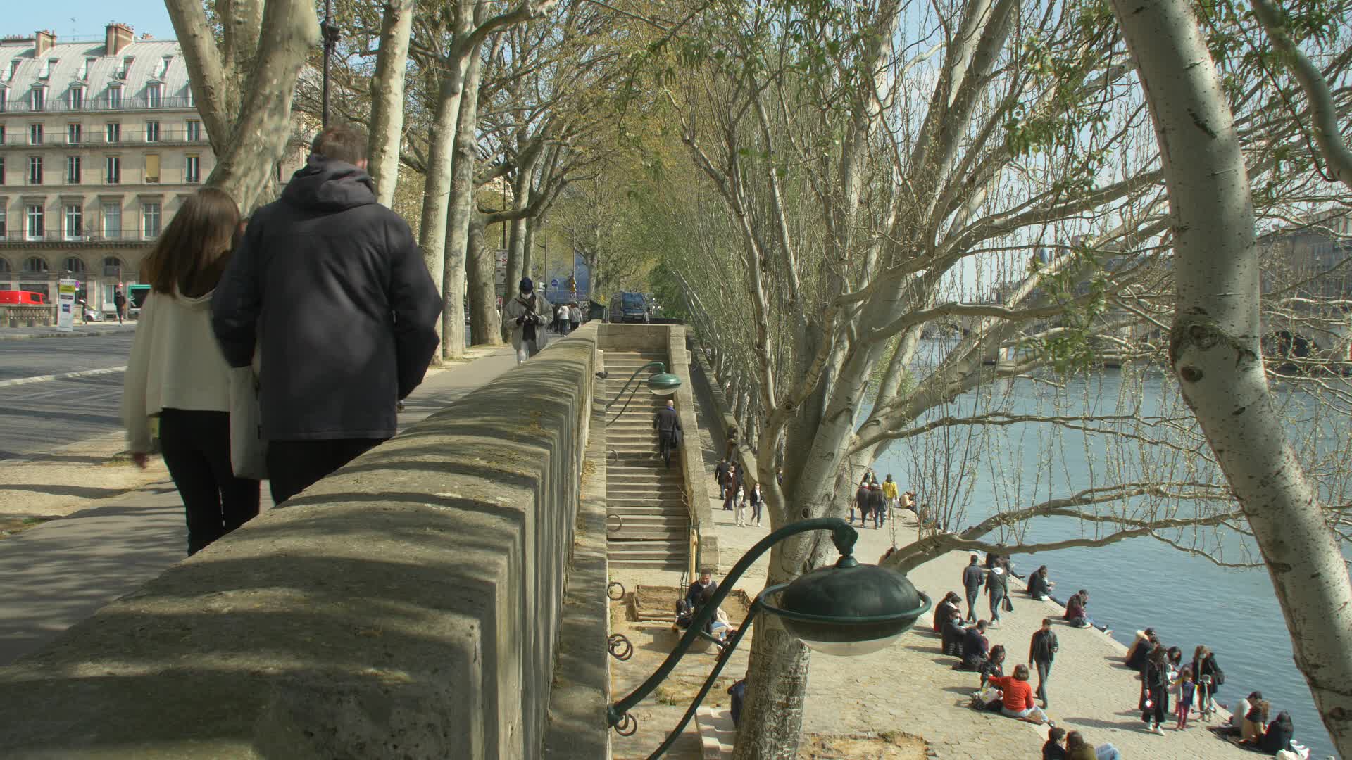 Hundreds of people on the banks of the Seine at the start of the third lockdown in France