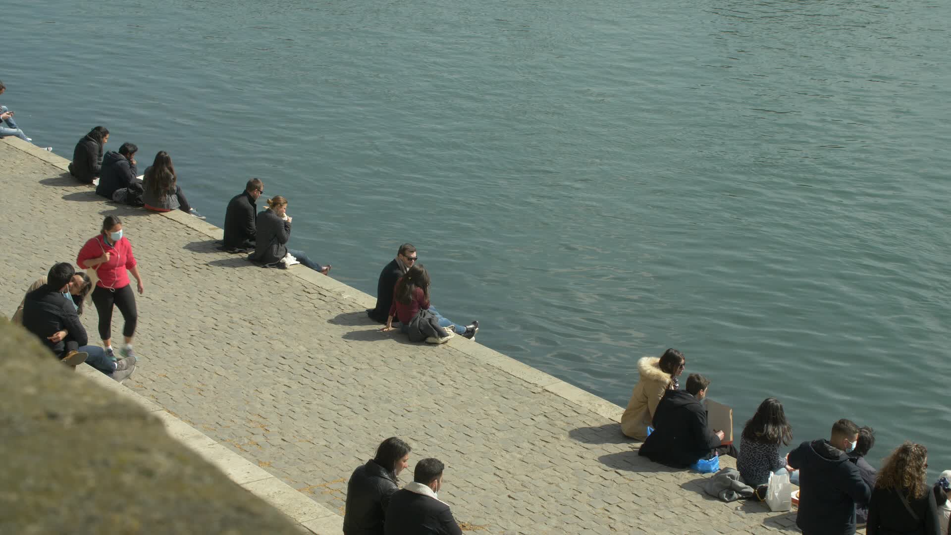 Hundreds of people on the banks of the Seine at the start of the third lockdown in France