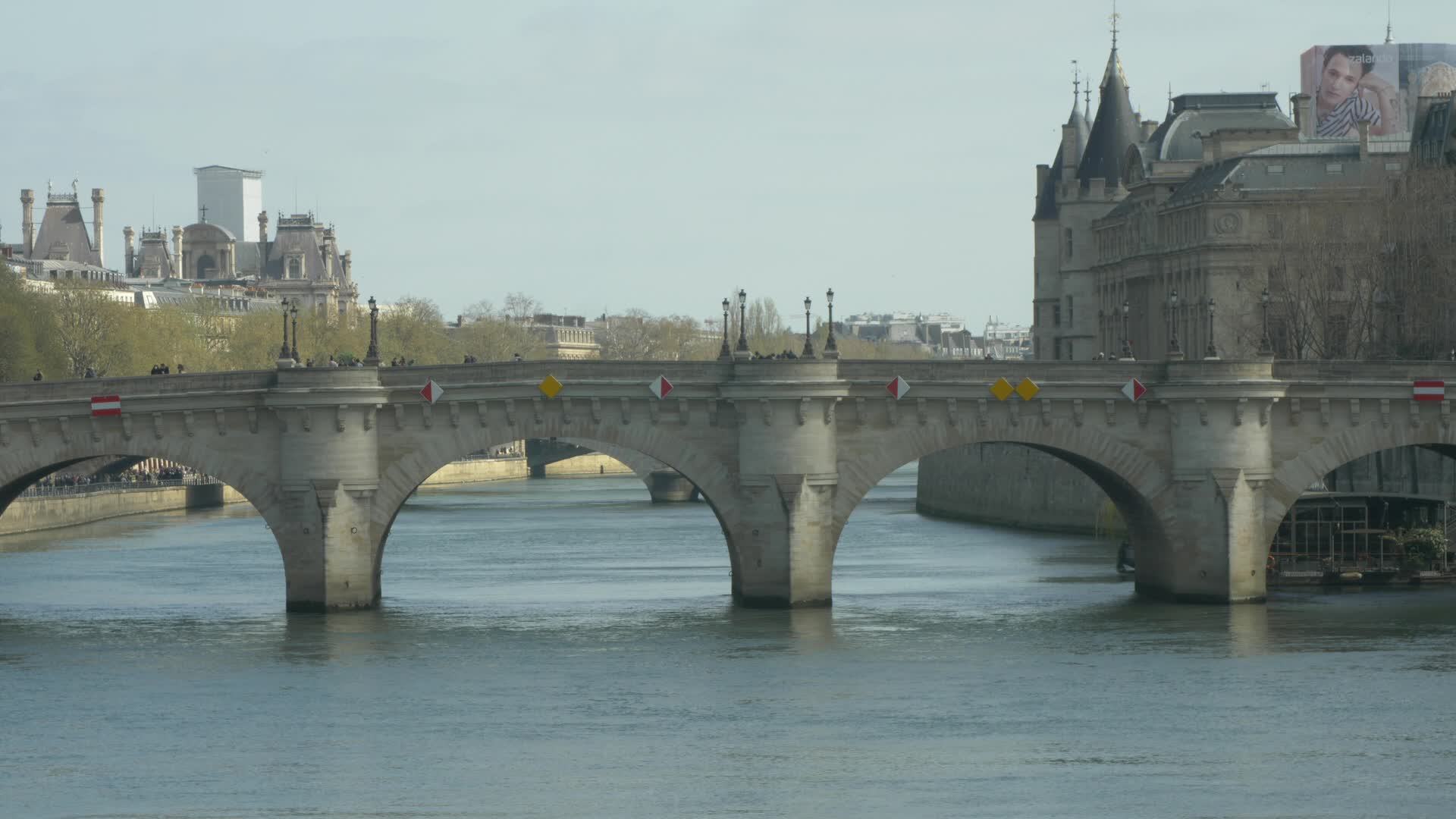 Hundreds of people on the banks of the Seine at the start of the third lockdown in France
