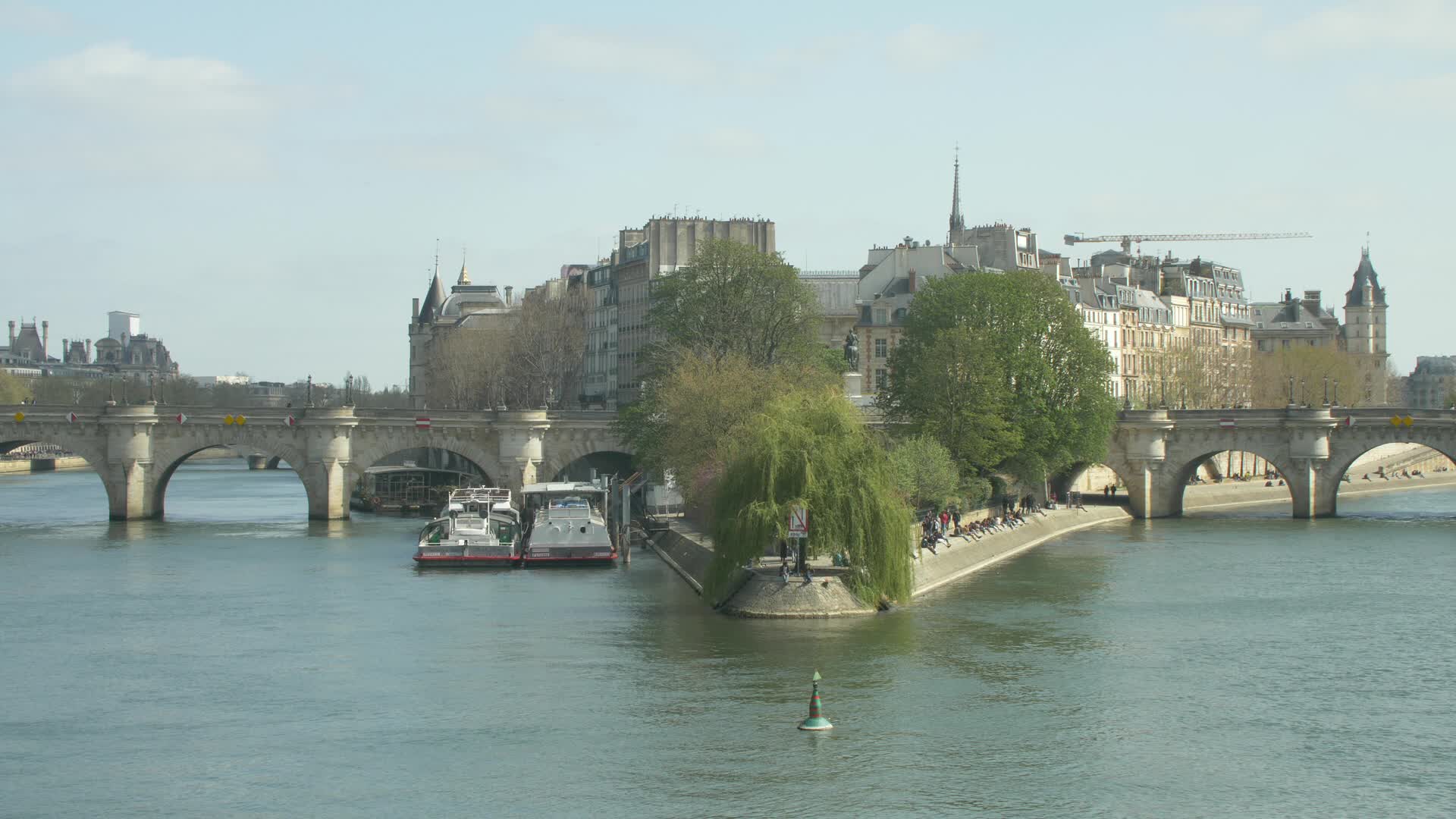 Hundreds of people on the banks of the Seine at the start of the third lockdown in France
