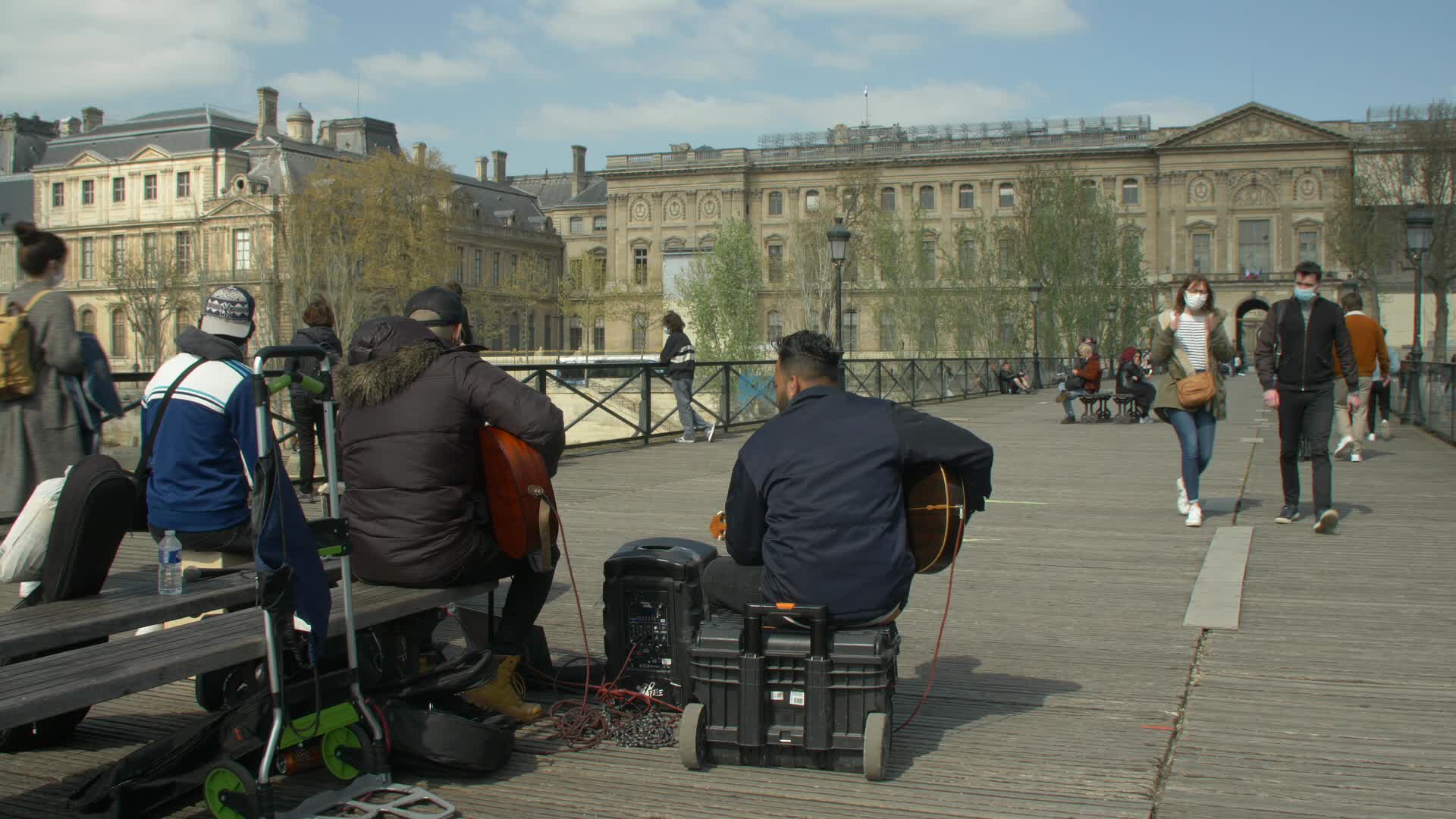 Hundreds of people on the banks of the Seine at the start of the third lockdown in France