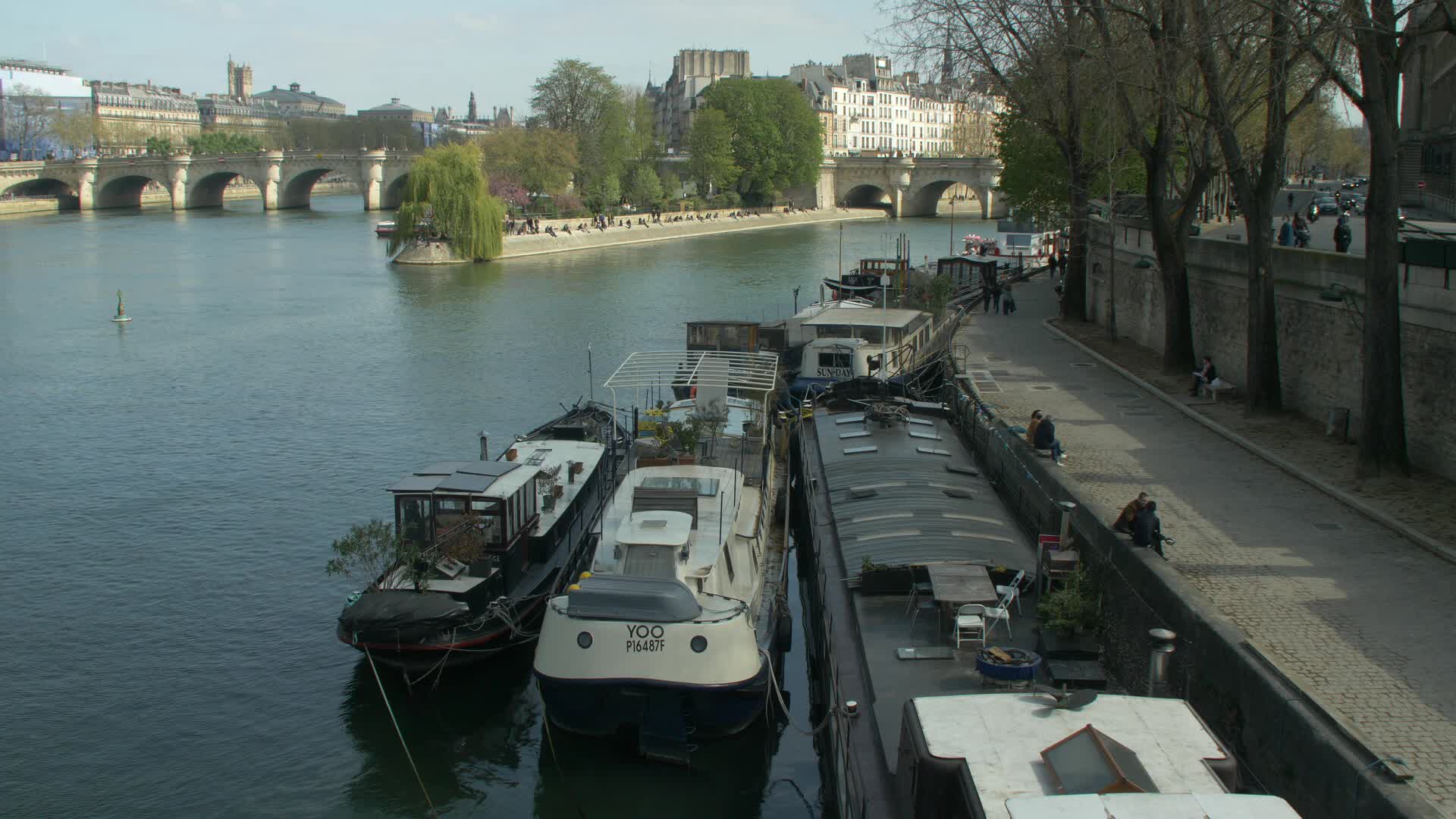 Hundreds of people on the banks of the Seine at the start of the third lockdown in France