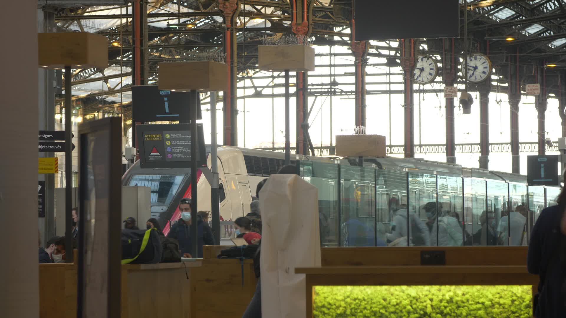 Thousands leave Paris by train before lockdown takes effect