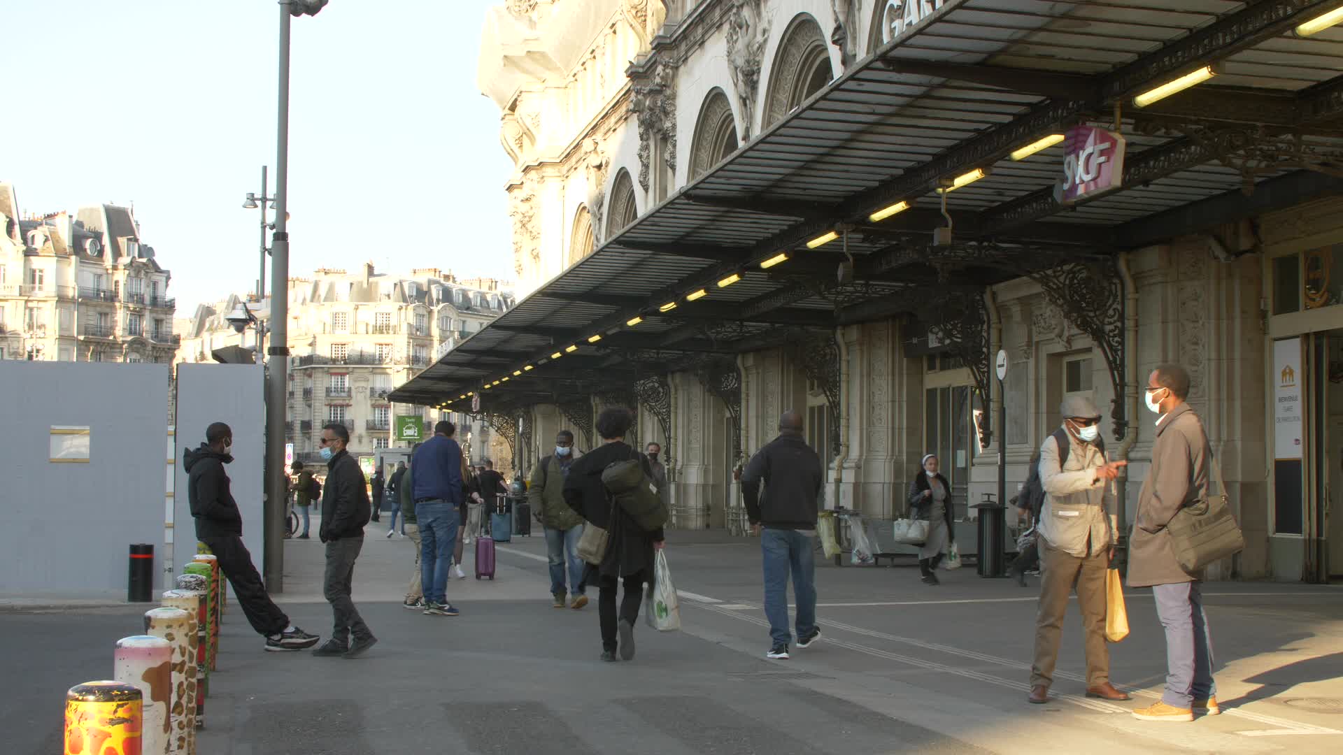 Thousands leave Paris by train before lockdown takes effect