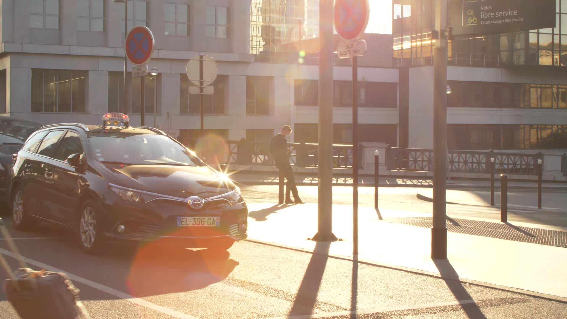 Thousands leave Paris by train before lockdown takes effect