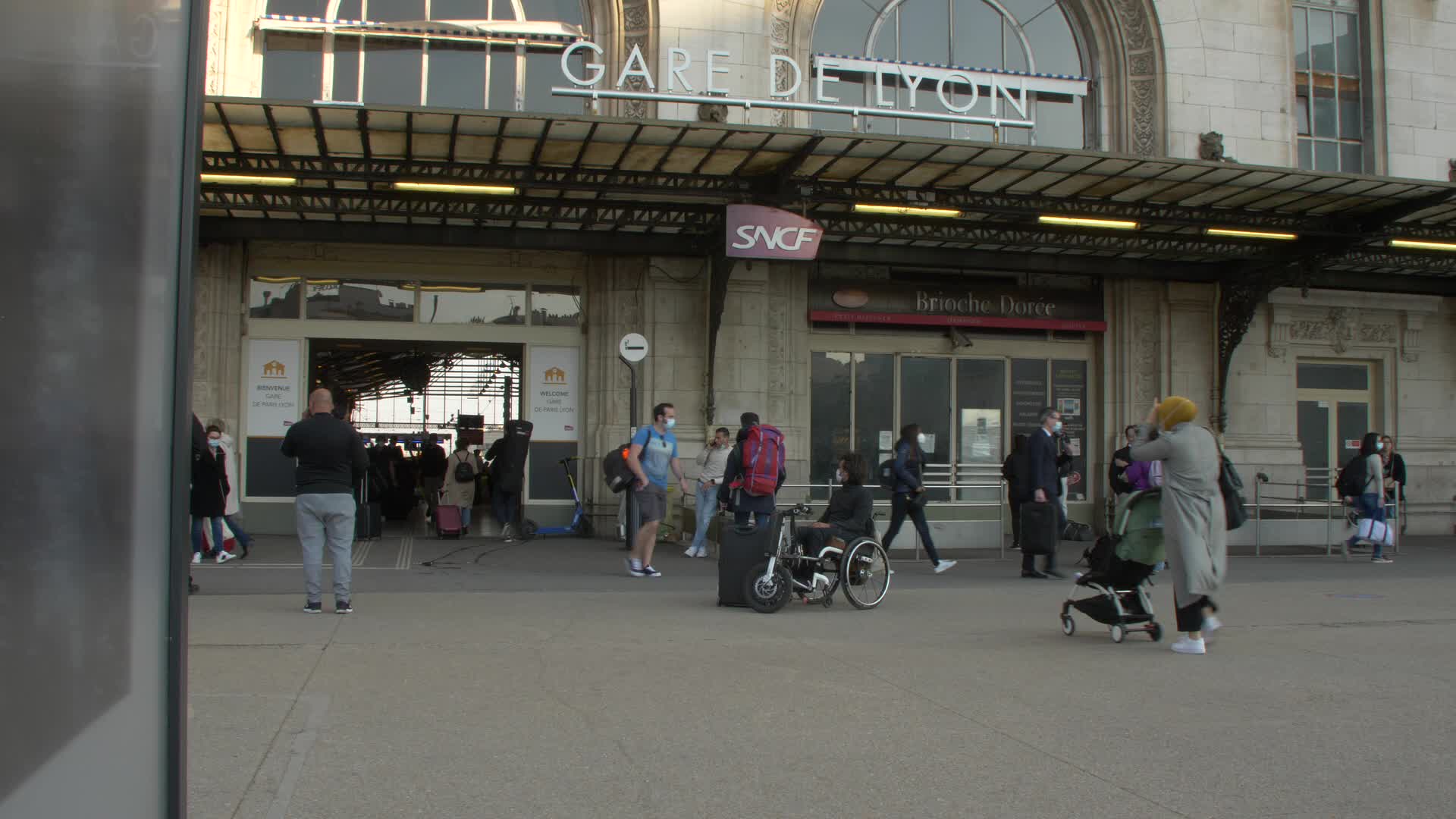 Thousands leave Paris by train before lockdown takes effect