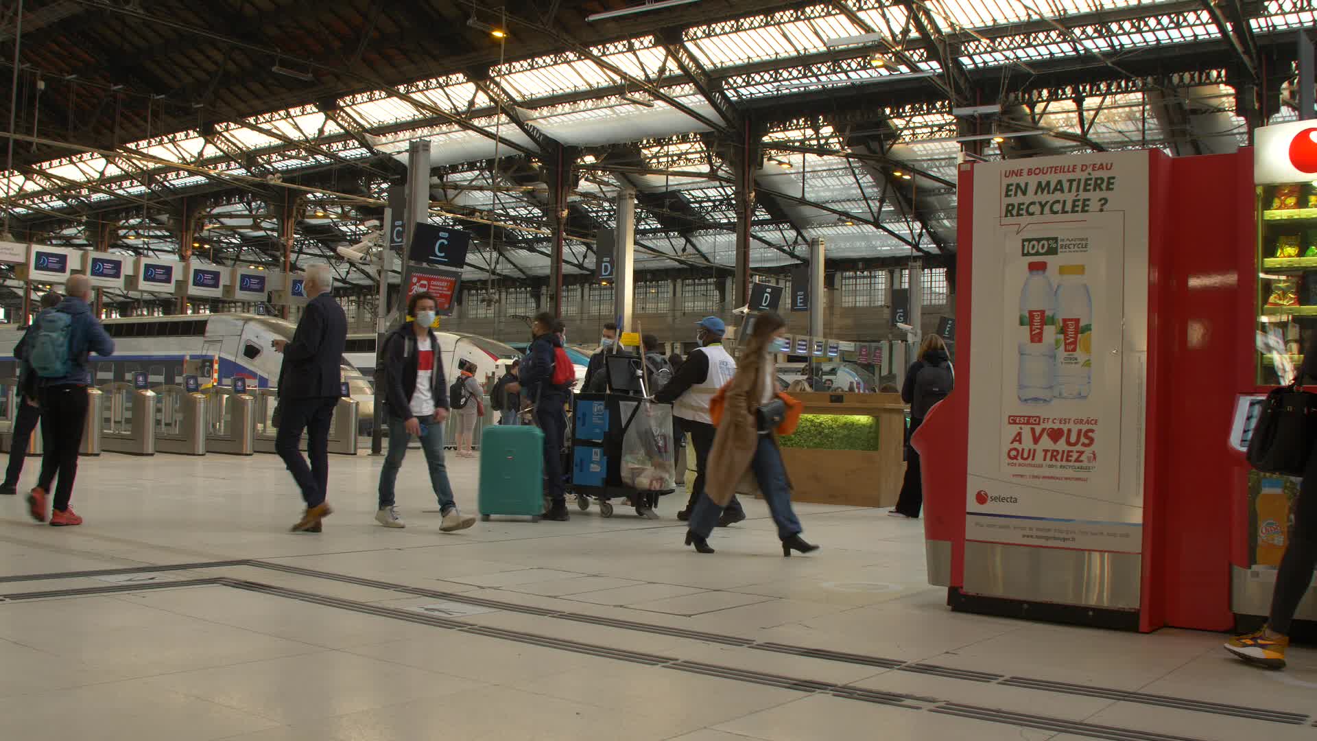 Thousands leave Paris by train before lockdown takes effect