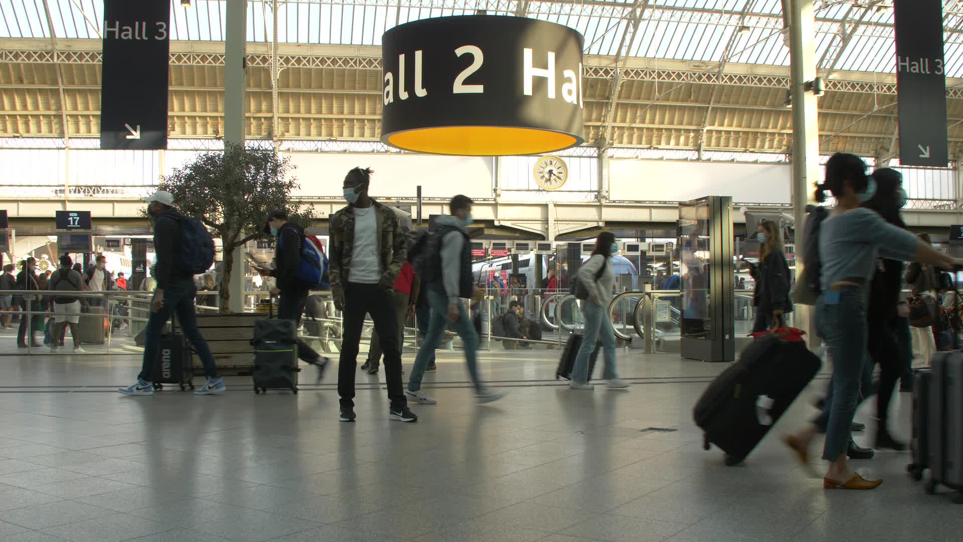 Thousands leave Paris by train before lockdown takes effect