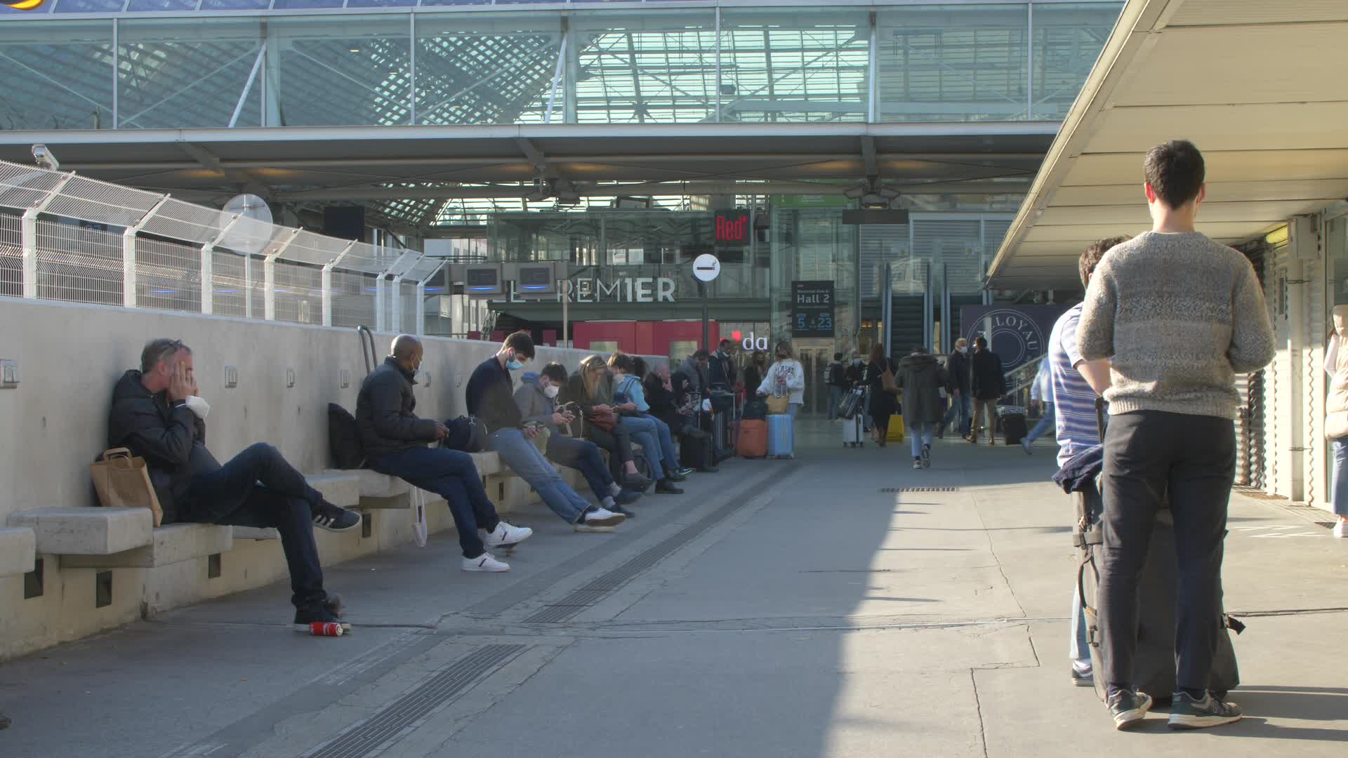 Thousands leave Paris by train before lockdown takes effect
