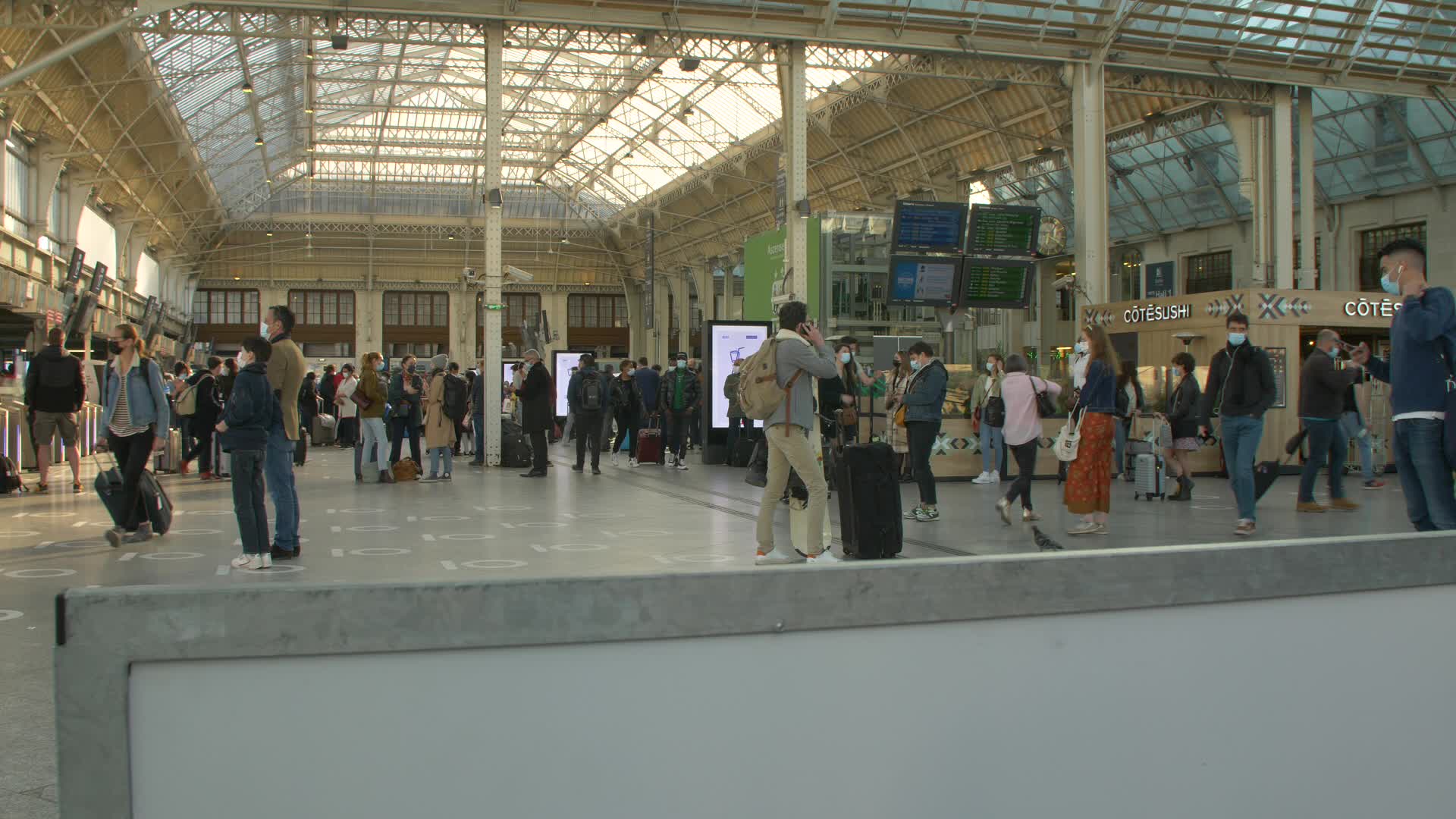 Thousands leave Paris by train before lockdown takes effect