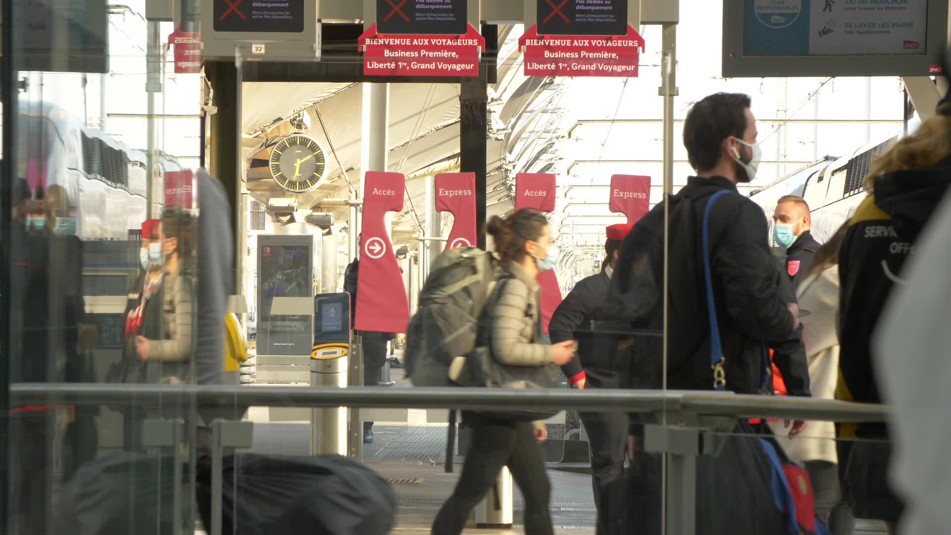 Thousands leave Paris by train before lockdown takes effect